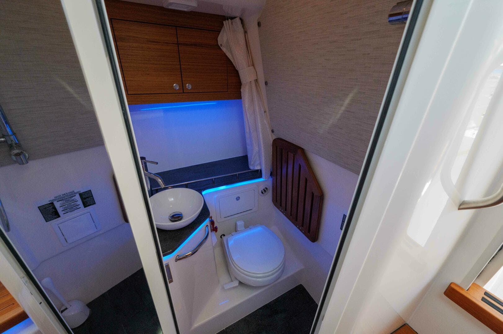 2022 Boston Whaler — photo 37