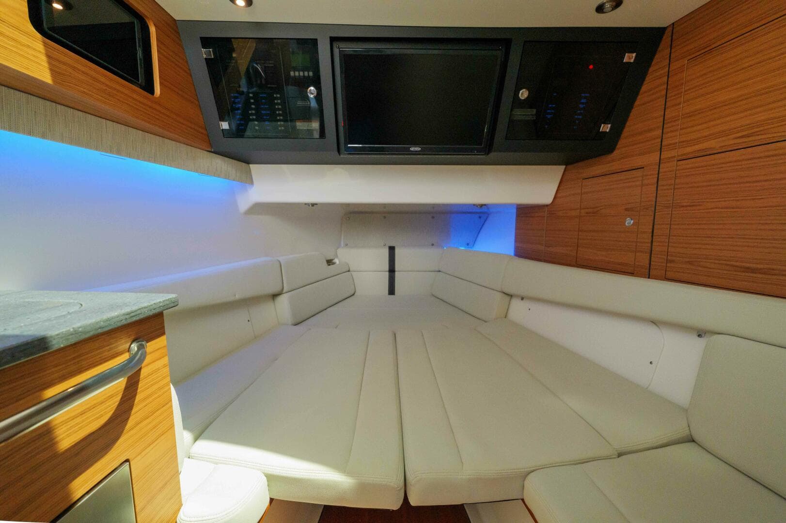 2022 Boston Whaler — photo 32