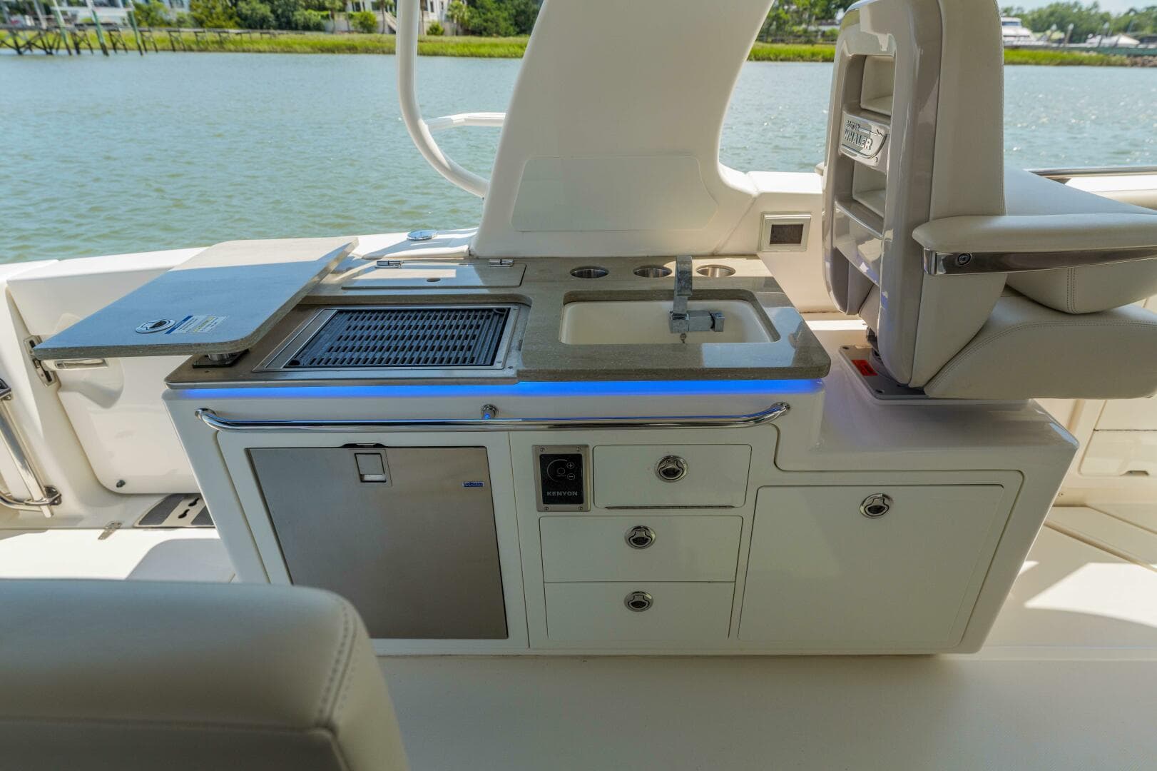 2022 Boston Whaler — photo 20
