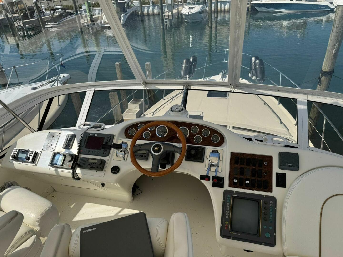 1999 Sea Ray 420 Aft Cabin — photo 9
