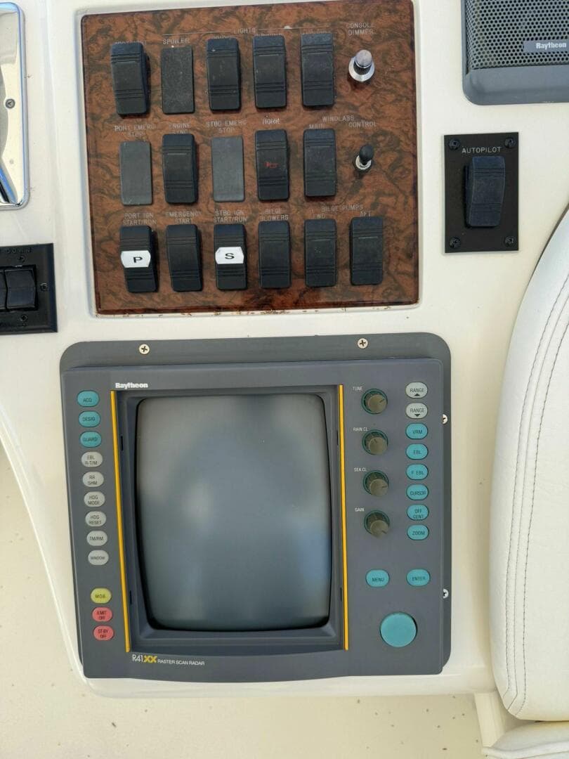 1999 Sea Ray 420 Aft Cabin — photo 8