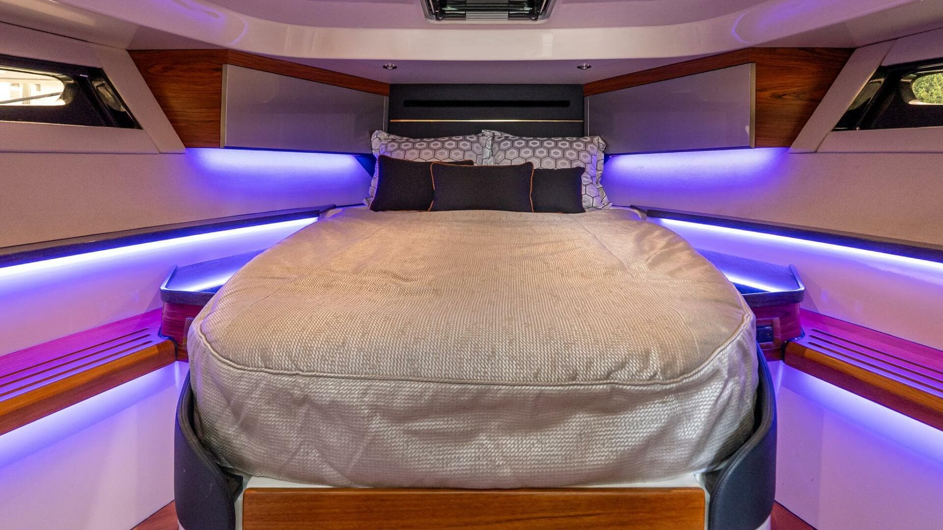 2024 Boston Whaler 405 Conquest — photo 57