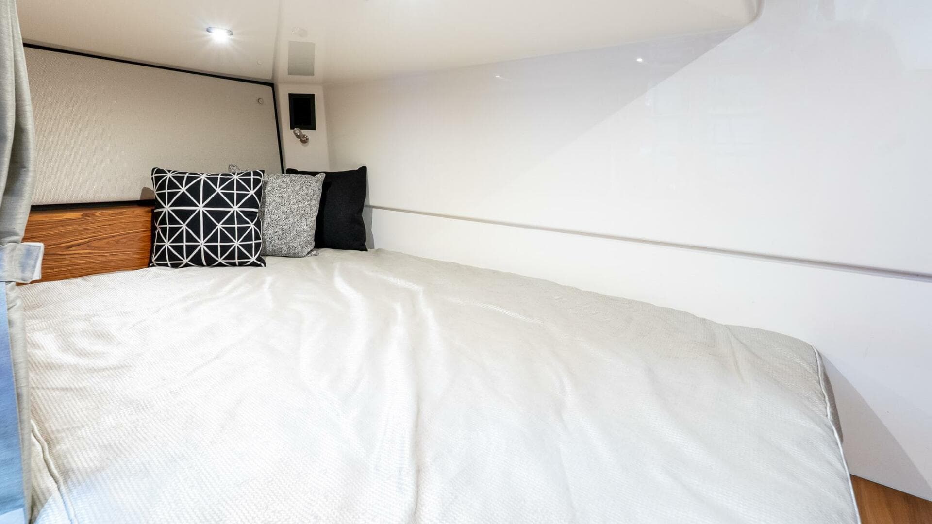 2024 Boston Whaler 405 Conquest — photo 59