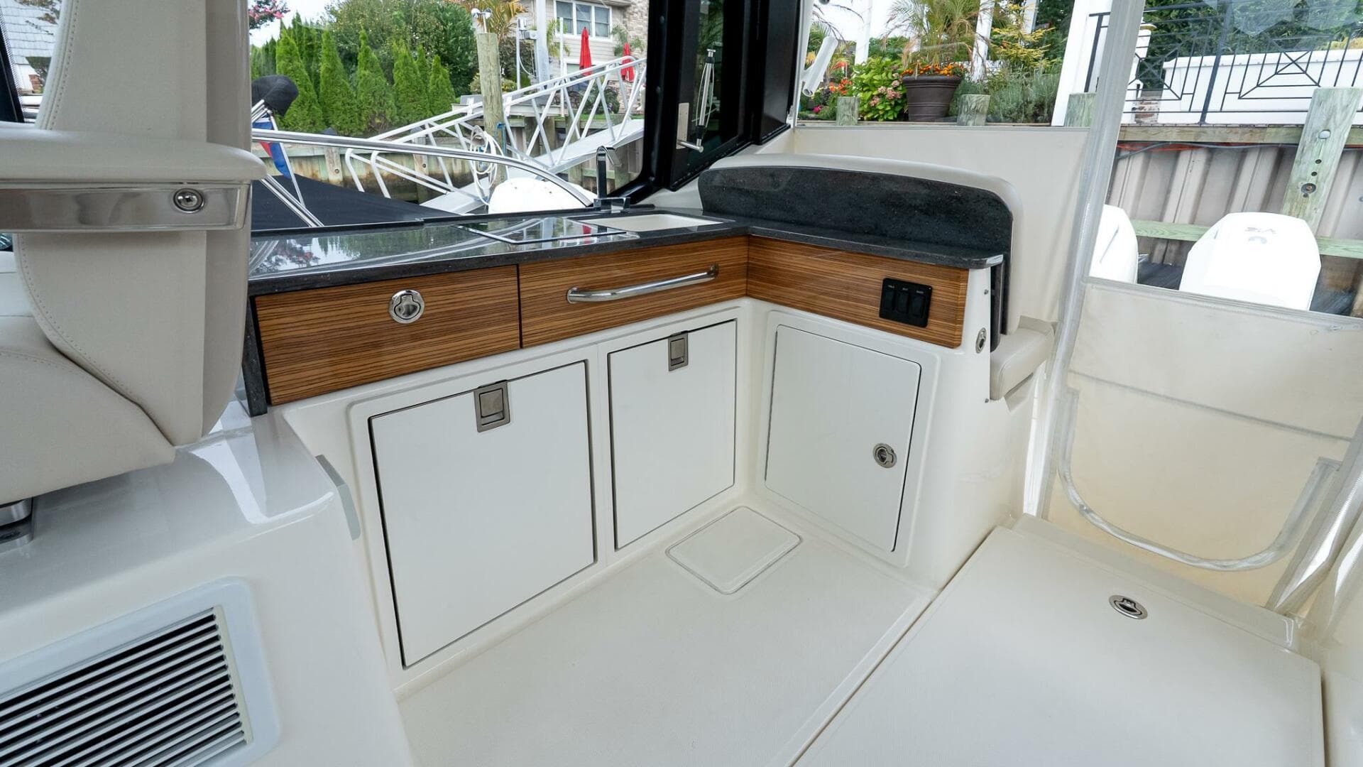 2024 Boston Whaler 405 Conquest — photo 33