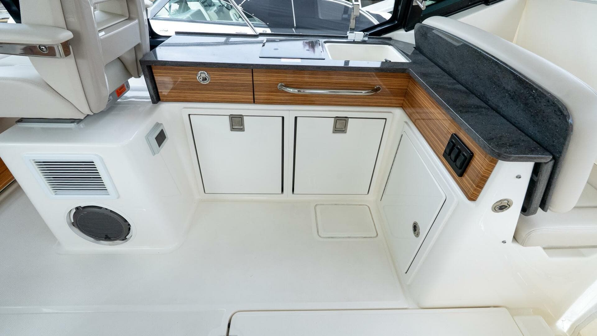 2024 Boston Whaler 405 Conquest — photo 34