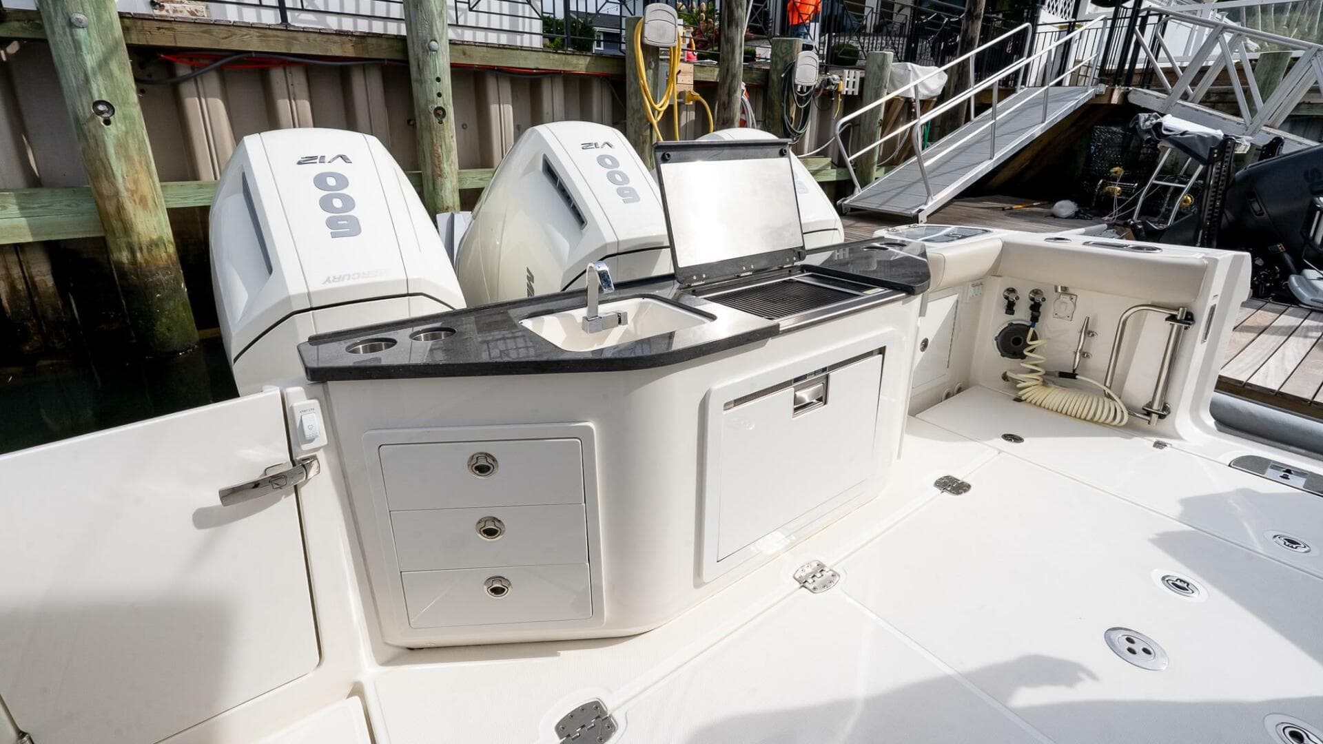 2024 Boston Whaler 405 Conquest — photo 17