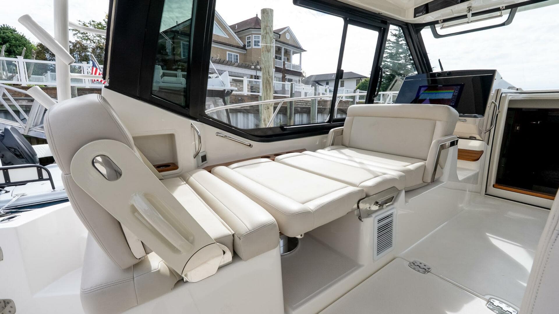 2024 Boston Whaler 405 Conquest — photo 38