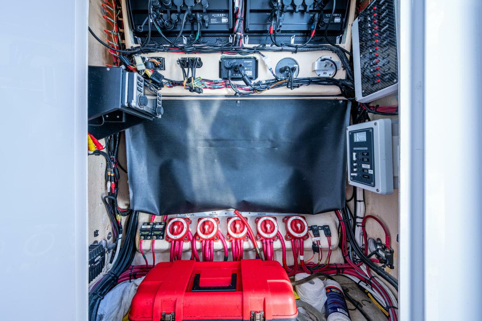 2011 Bahama 37 CC — photo 17