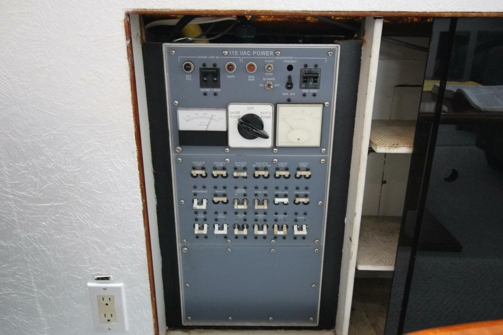 1974 Bertram 42 — photo 23