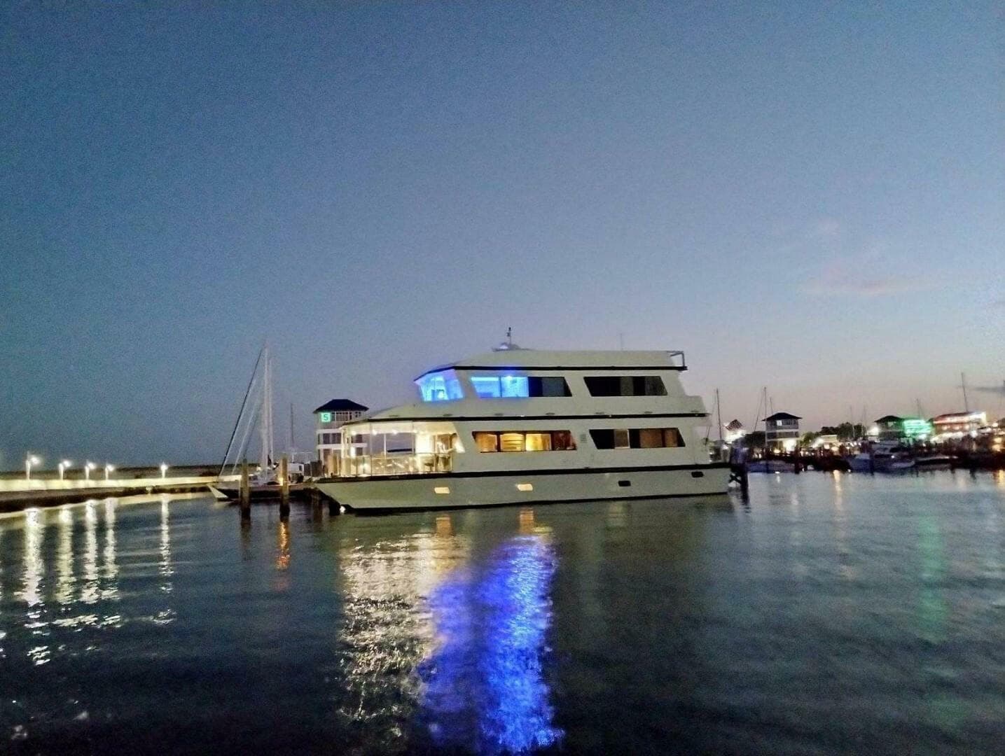 2018 Avenger Luxury Catamaran Coastal Cruiser — photo 4