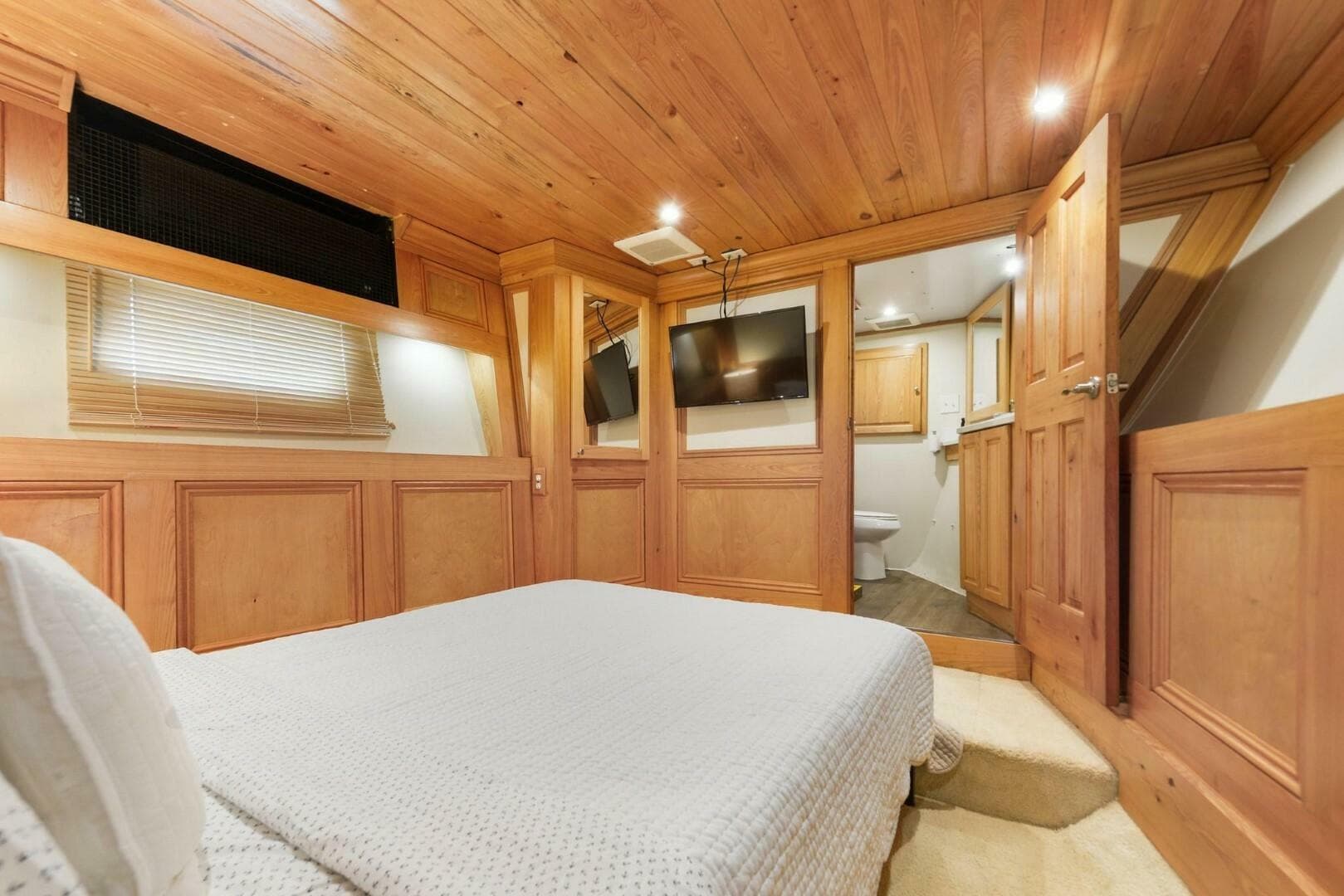 2018 Avenger Luxury Catamaran Coastal Cruiser — photo 26