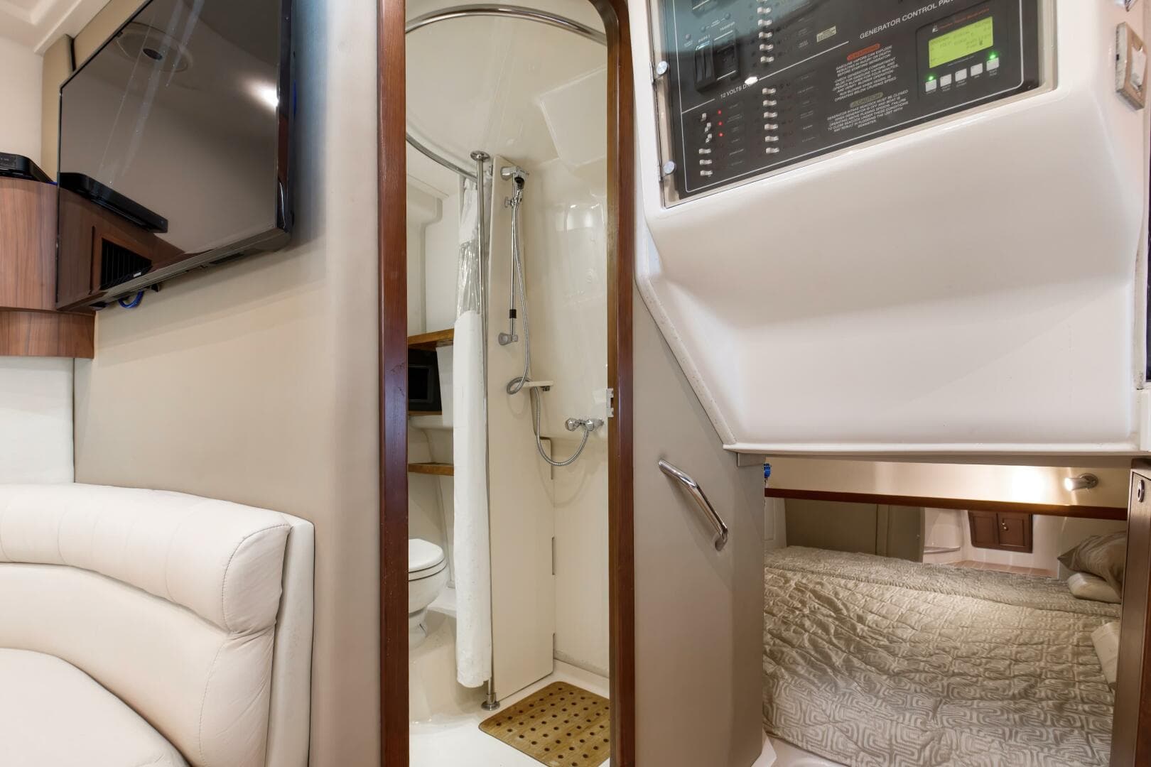 2016 Grady-White 370 Express — photo 5