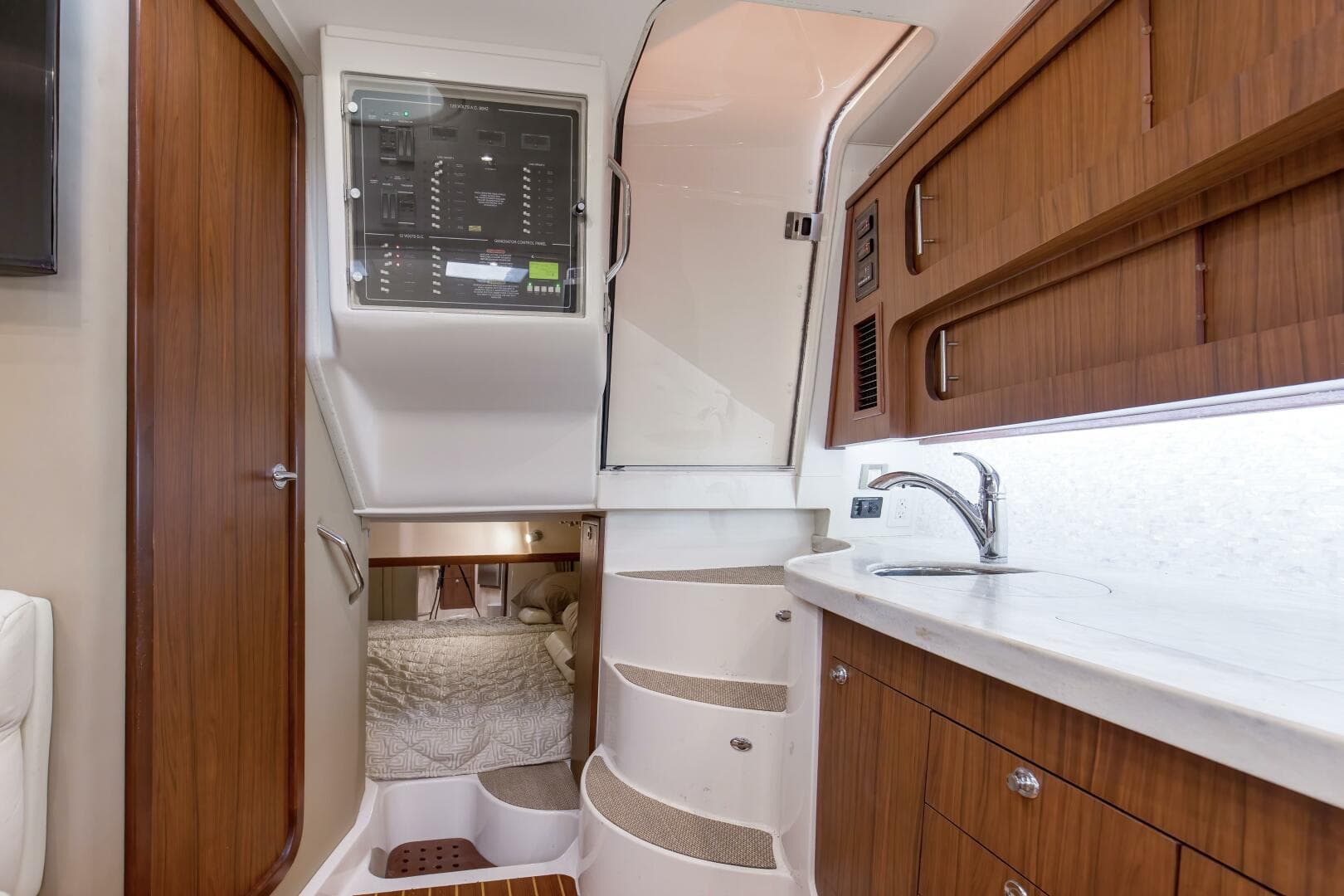 2016 Grady-White 370 Express — photo 9