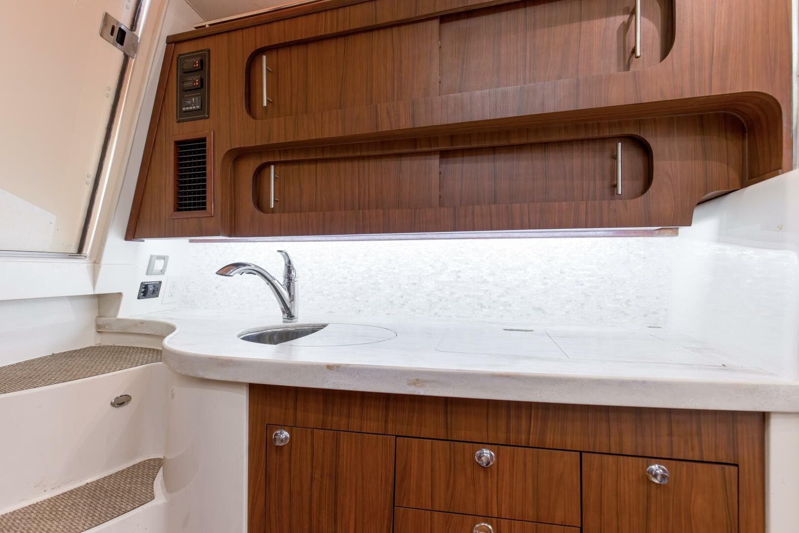 2016 Grady-White 370 Express — photo 8