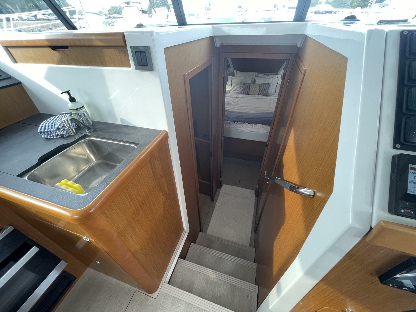 2018 Beneteau Swift Trawler 35- Flybridge — photo 54