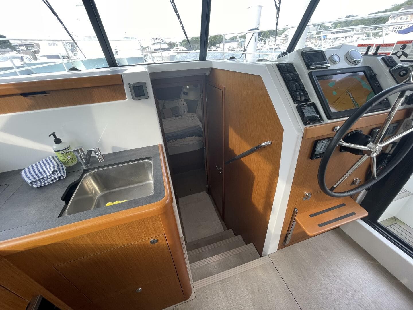2018 Beneteau Swift Trawler 35- Flybridge — photo 35