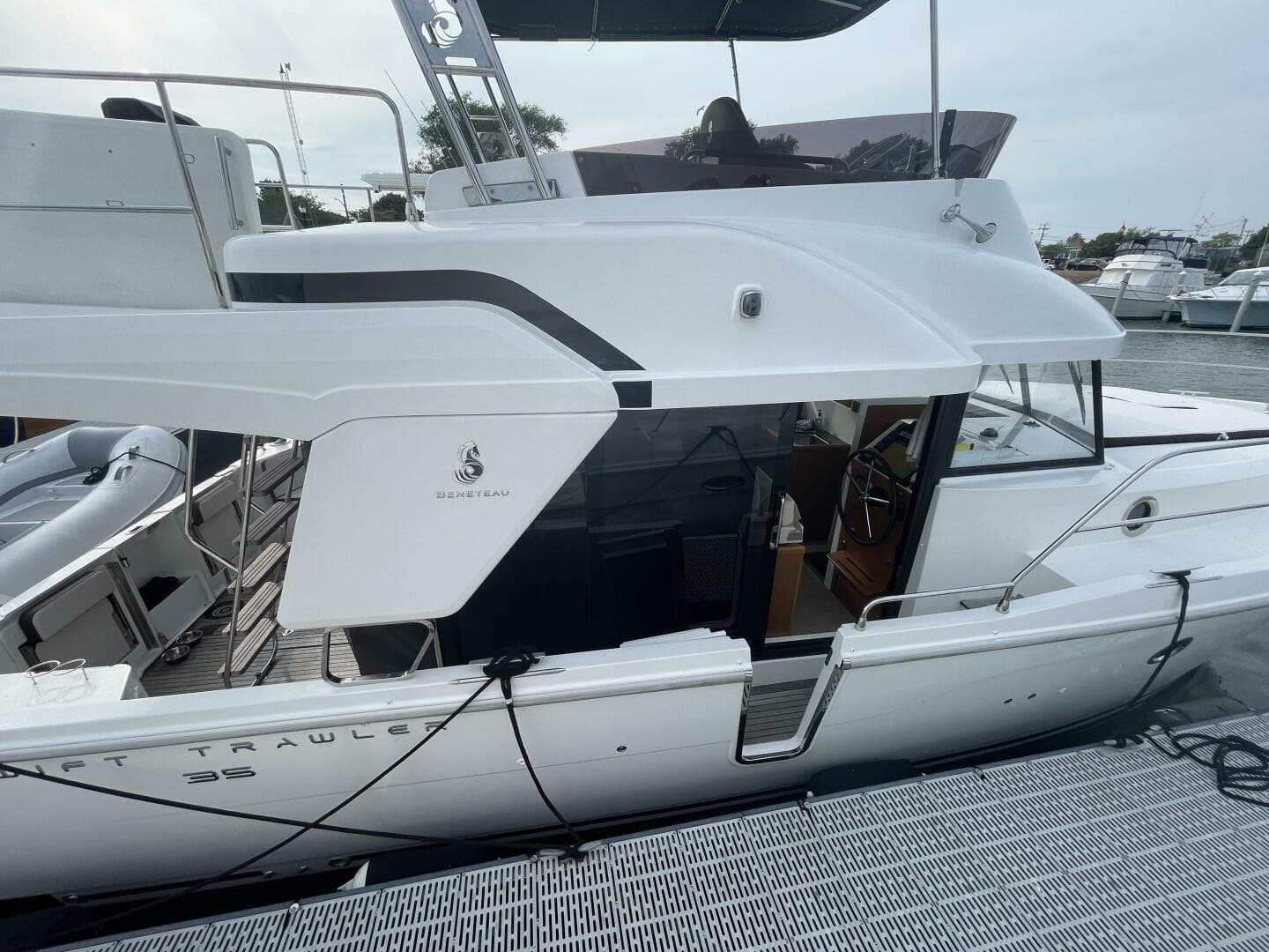 2018 Beneteau Swift Trawler 35- Flybridge — photo 18