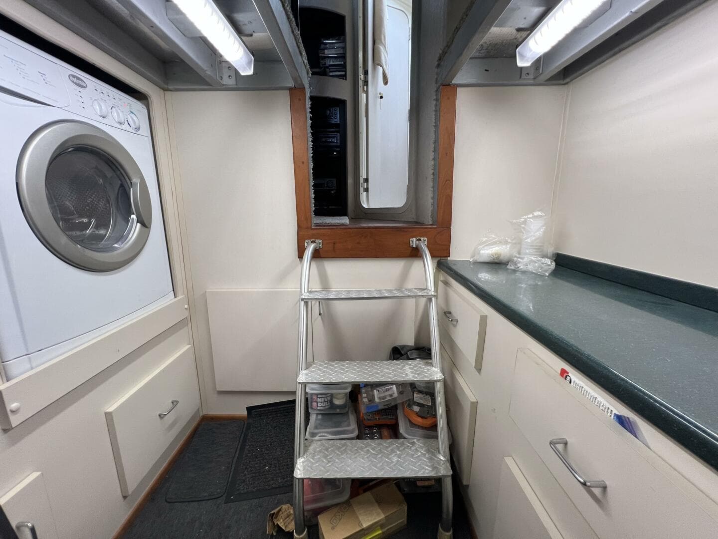 1997 Mainship 47 — photo 32