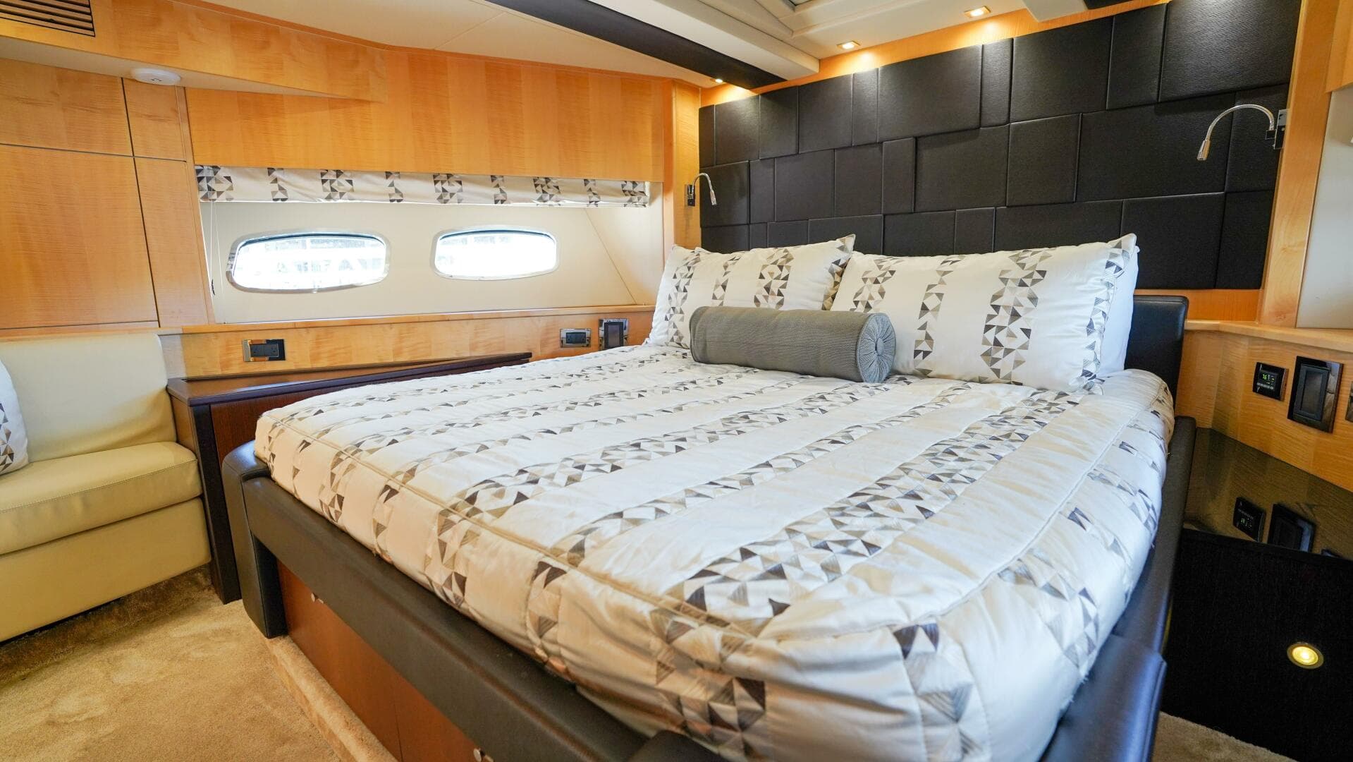 2012 Sunseeker 88 Yacht — photo 48