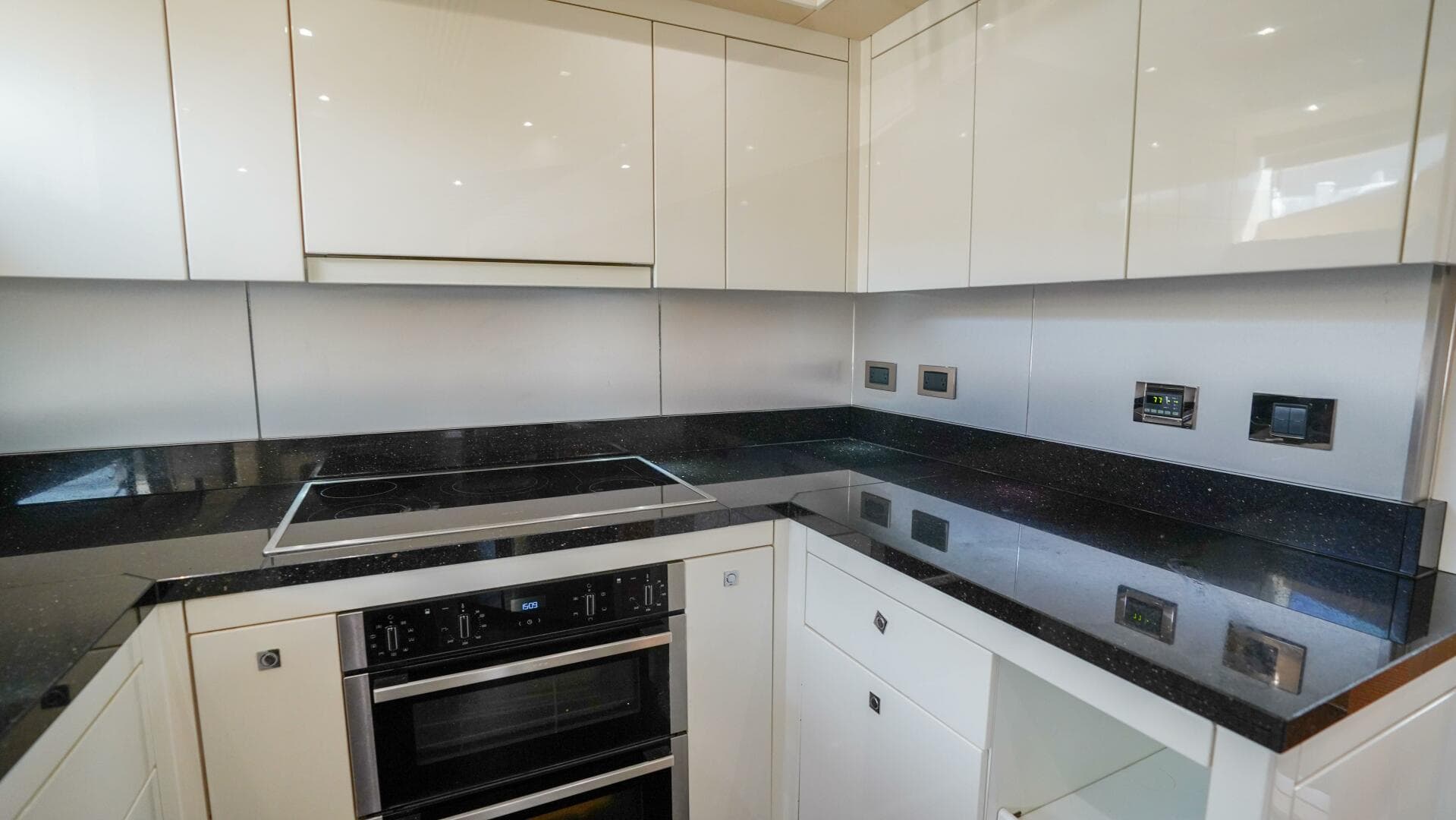 2012 Sunseeker 88 Yacht — photo 37