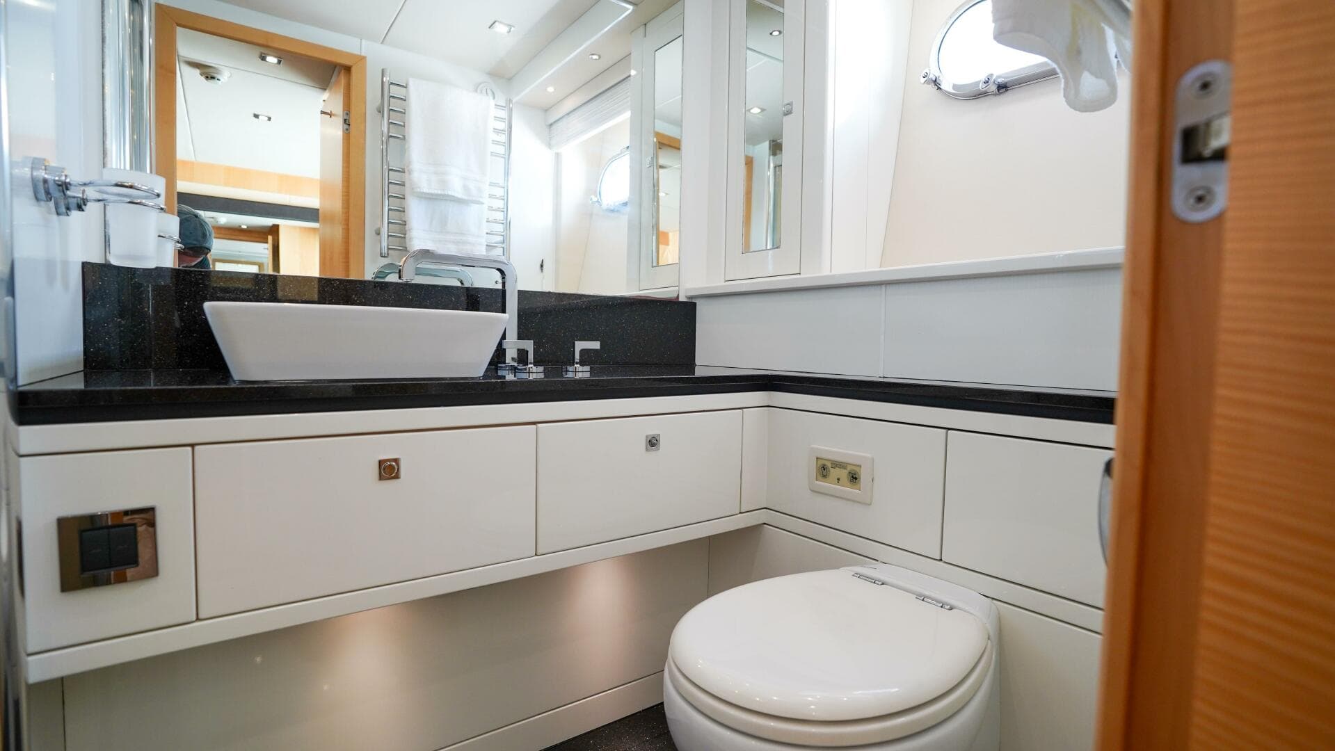 2012 Sunseeker 88 Yacht — photo 46