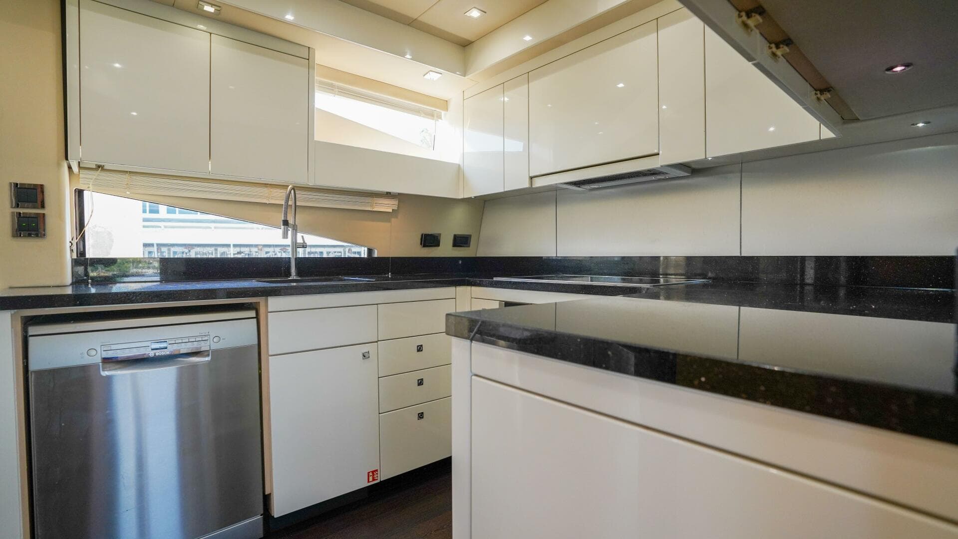 2012 Sunseeker 88 Yacht — photo 35