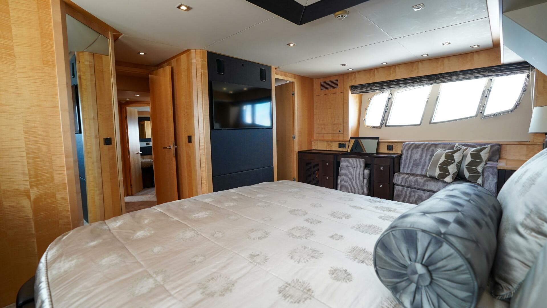 2012 Sunseeker 88 Yacht — photo 40