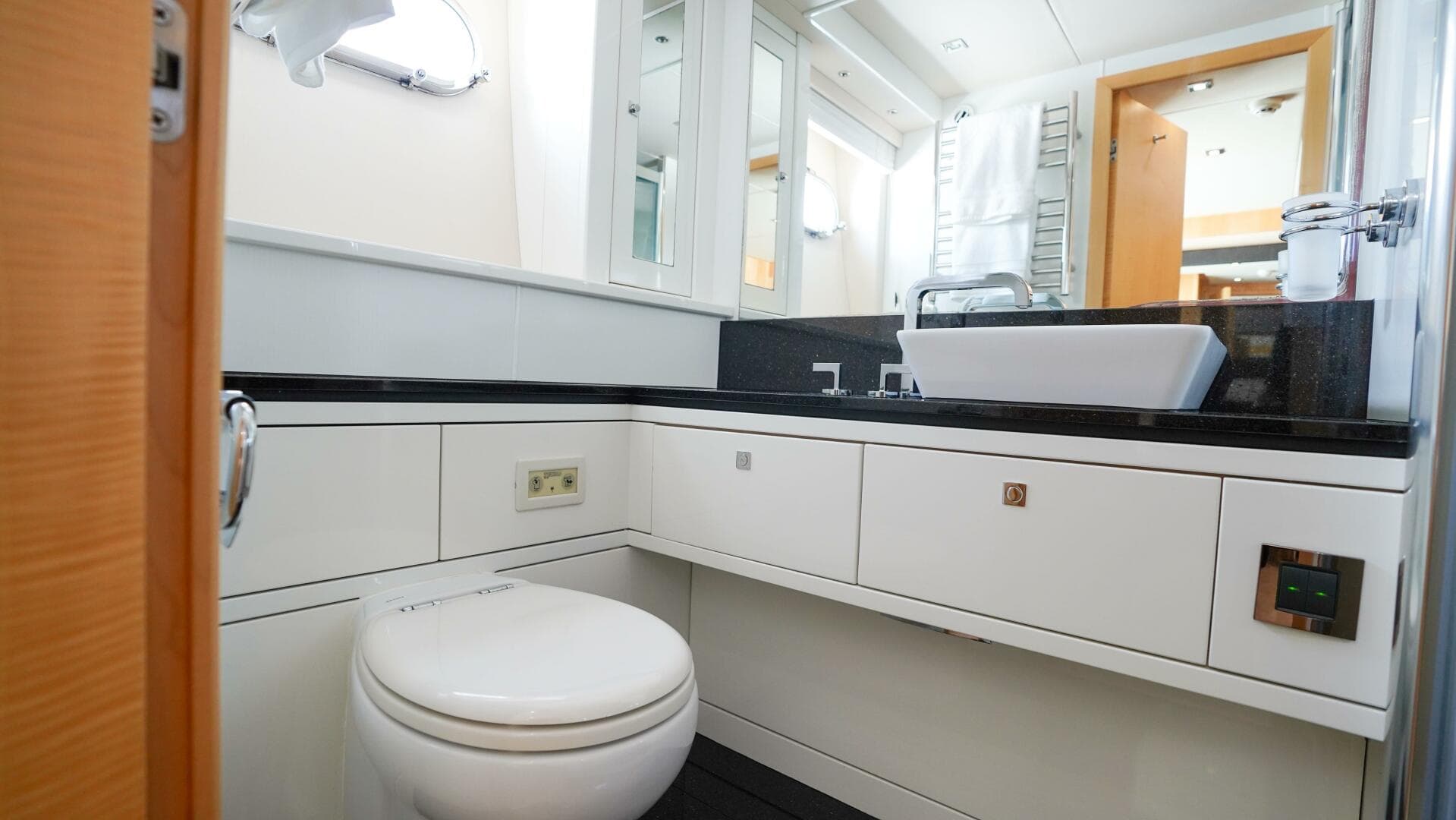 2012 Sunseeker 88 Yacht — photo 44