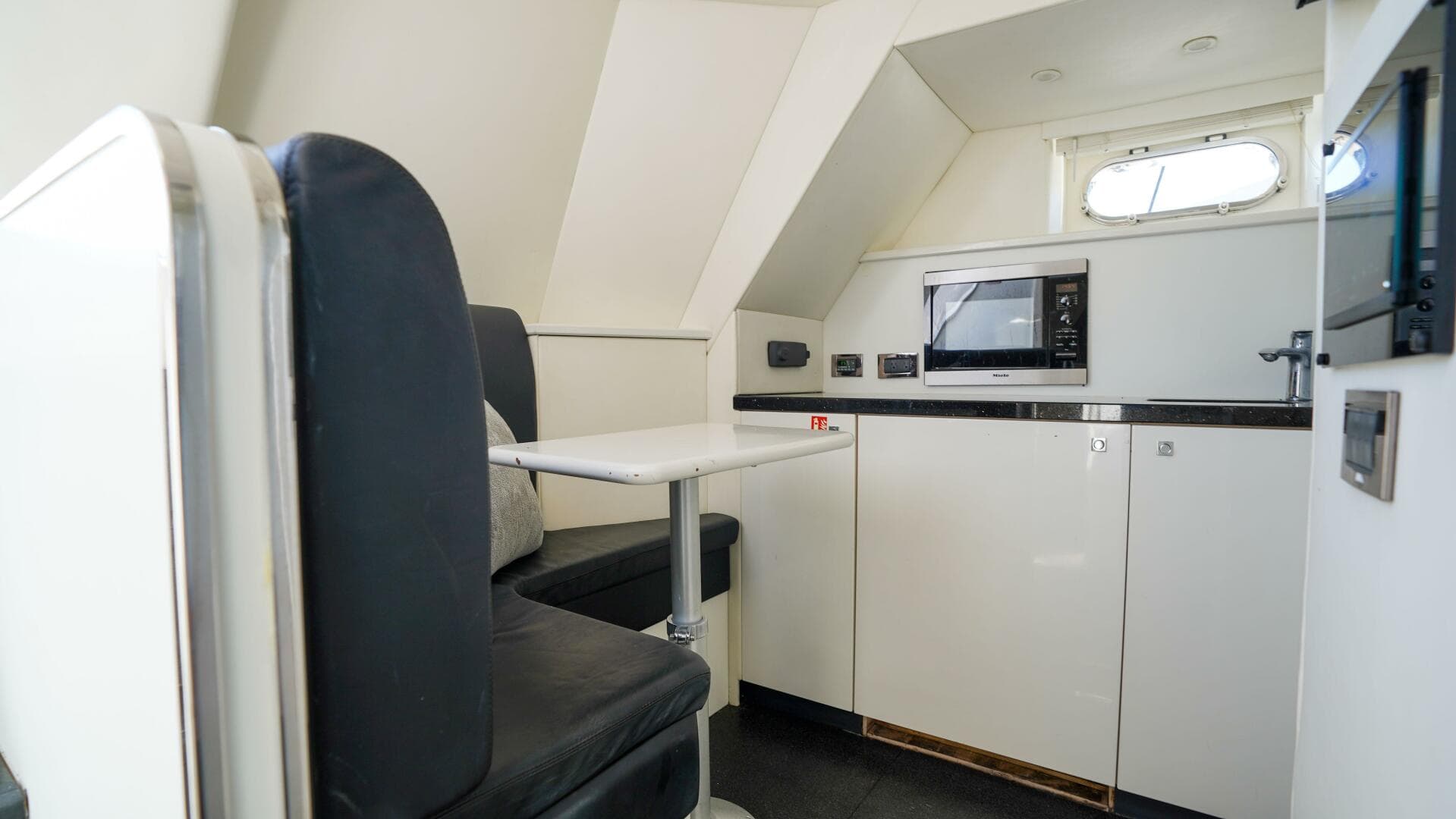 2012 Sunseeker 88 Yacht — photo 53