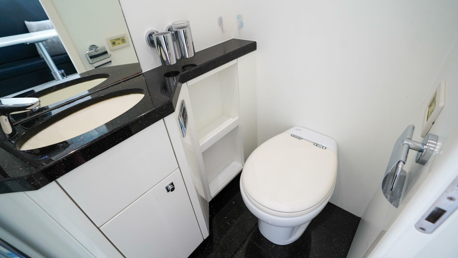 2012 Sunseeker 88 Yacht — photo 57