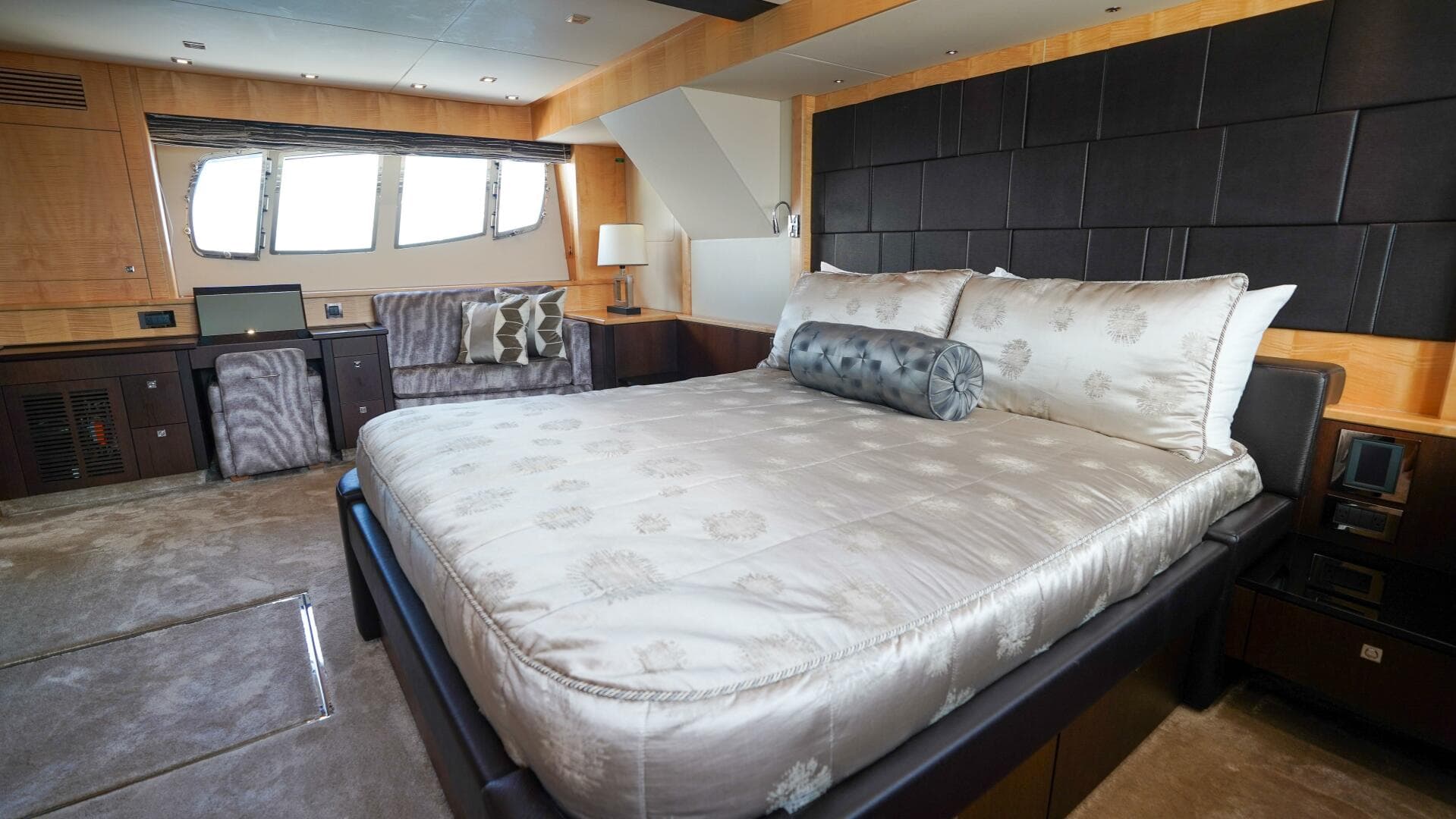 2012 Sunseeker 88 Yacht — photo 39