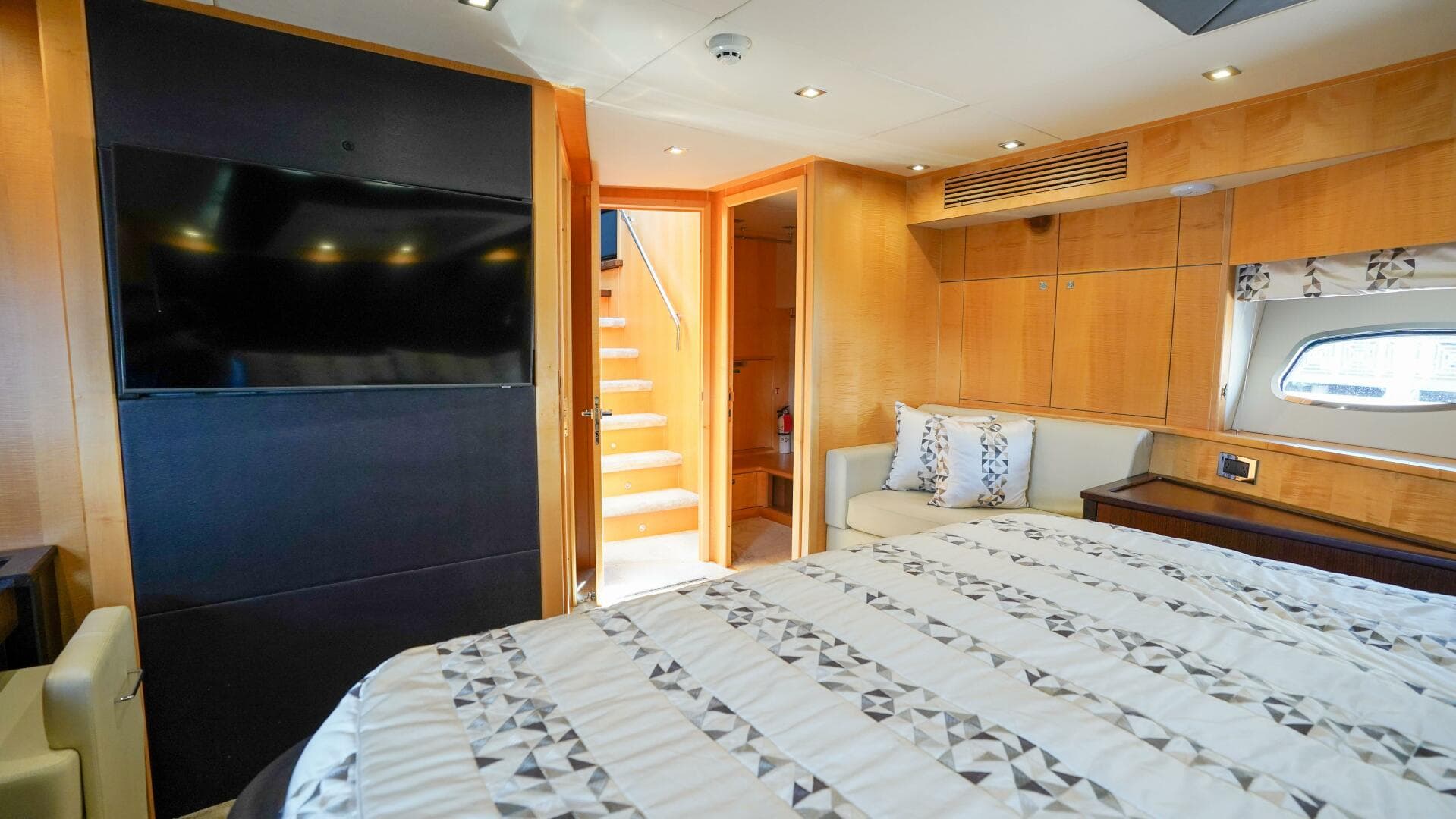 2012 Sunseeker 88 Yacht — photo 49