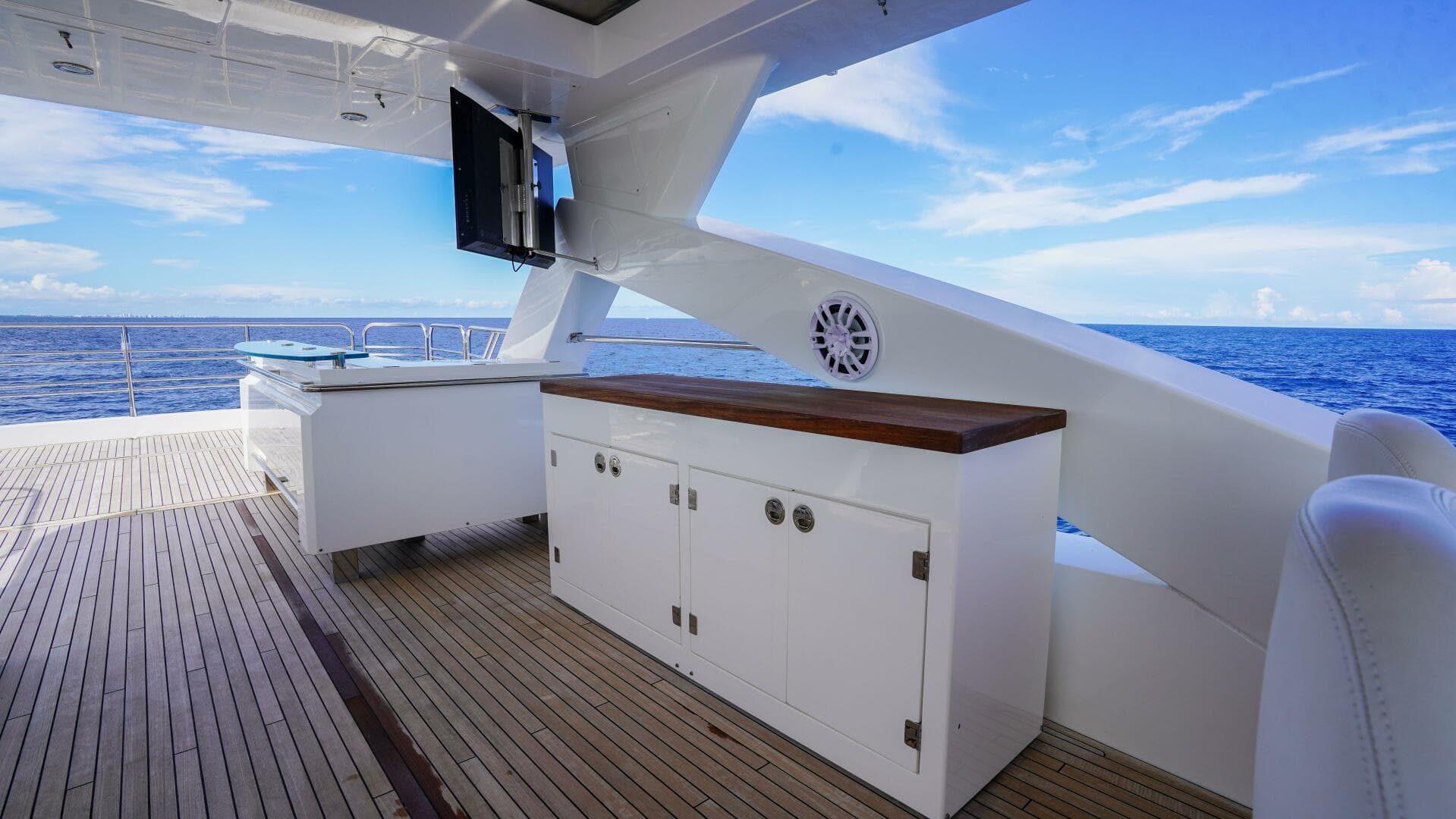 2012 Sunseeker 88 Yacht — photo 18