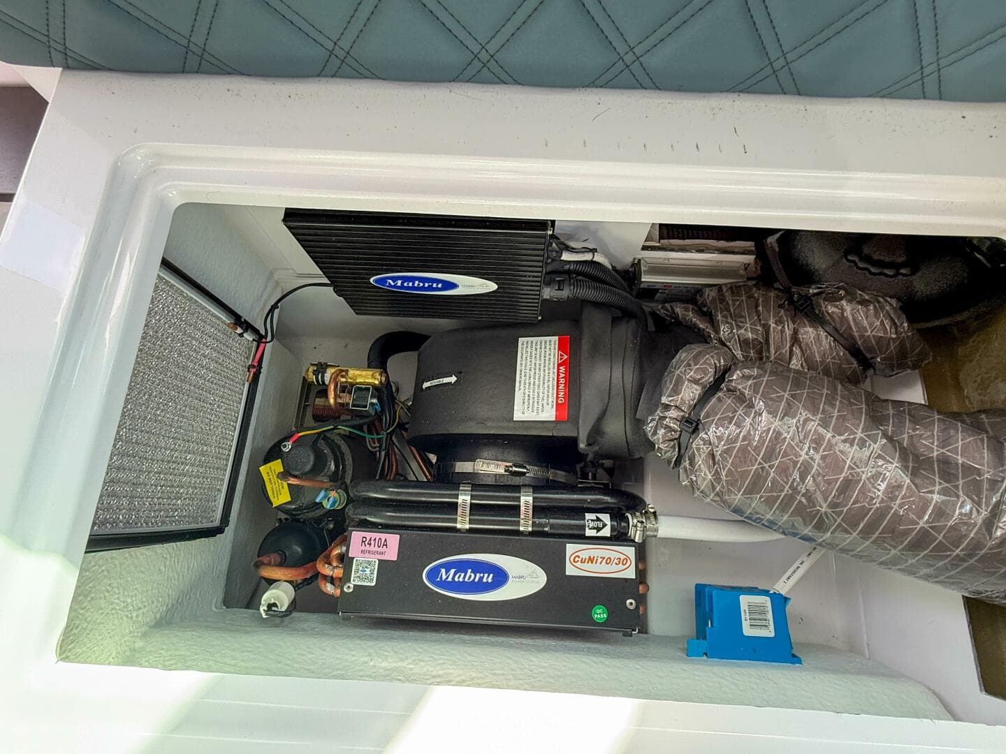 2023 Axopar 37 XC Aft Cabin — photo 32