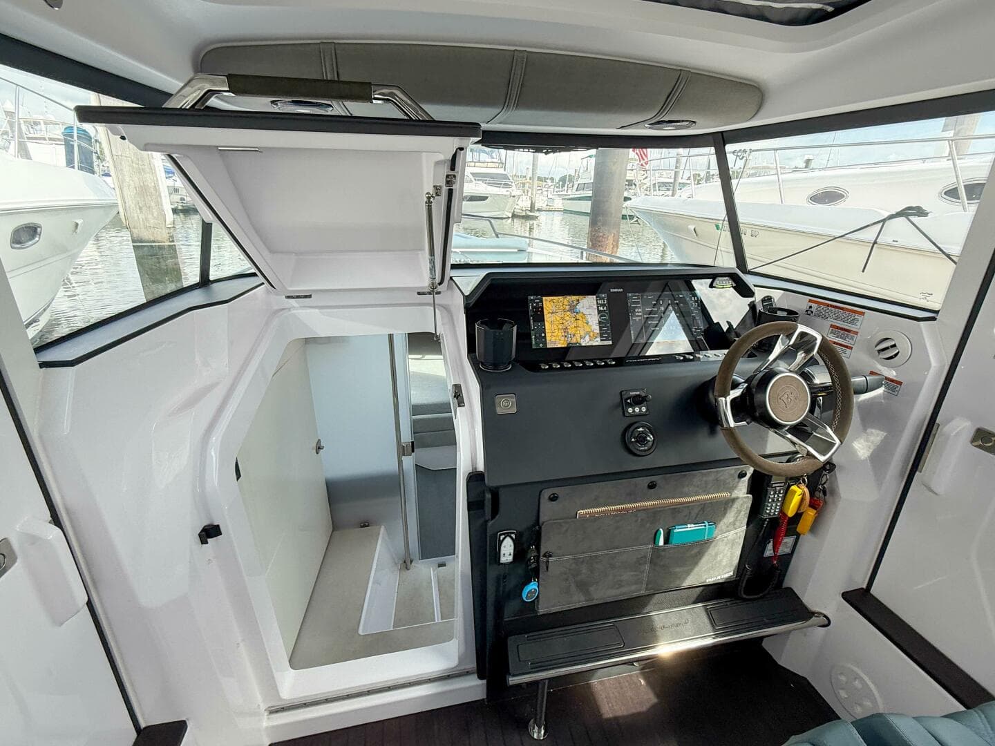 2023 Axopar 37 XC Aft Cabin — photo 19