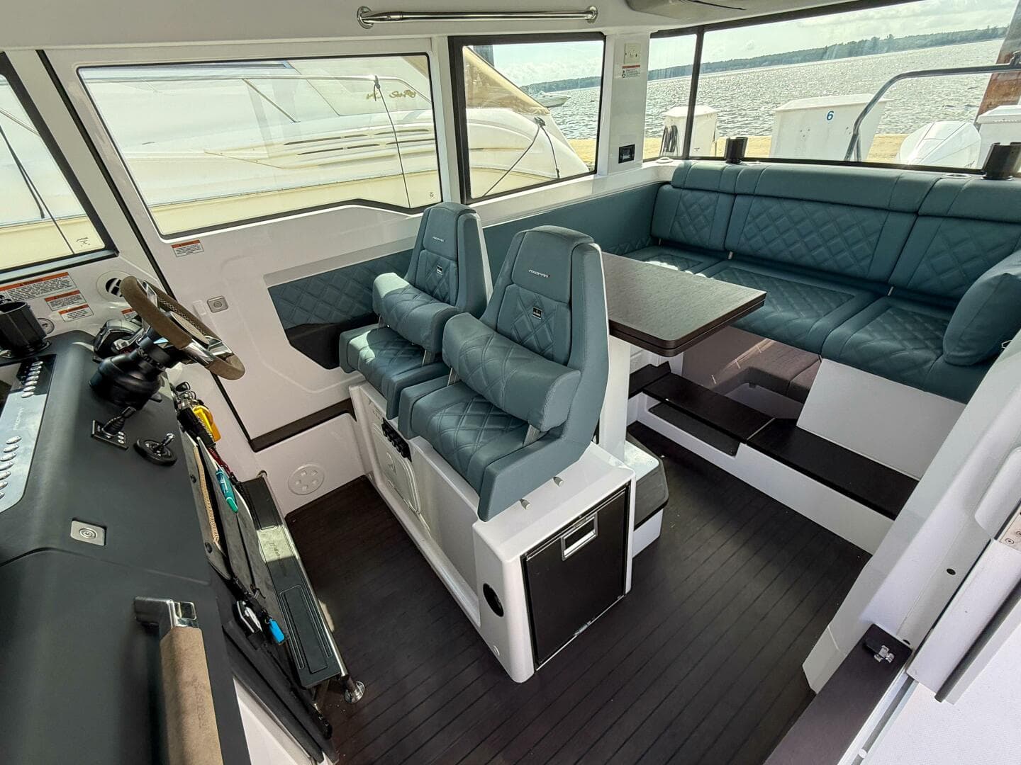 2023 Axopar 37 XC Aft Cabin — photo 10