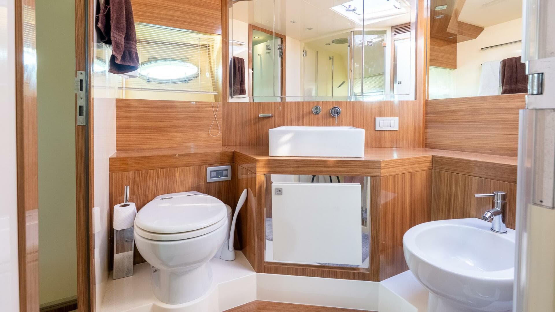 2011 Uniesse 55S — photo 32