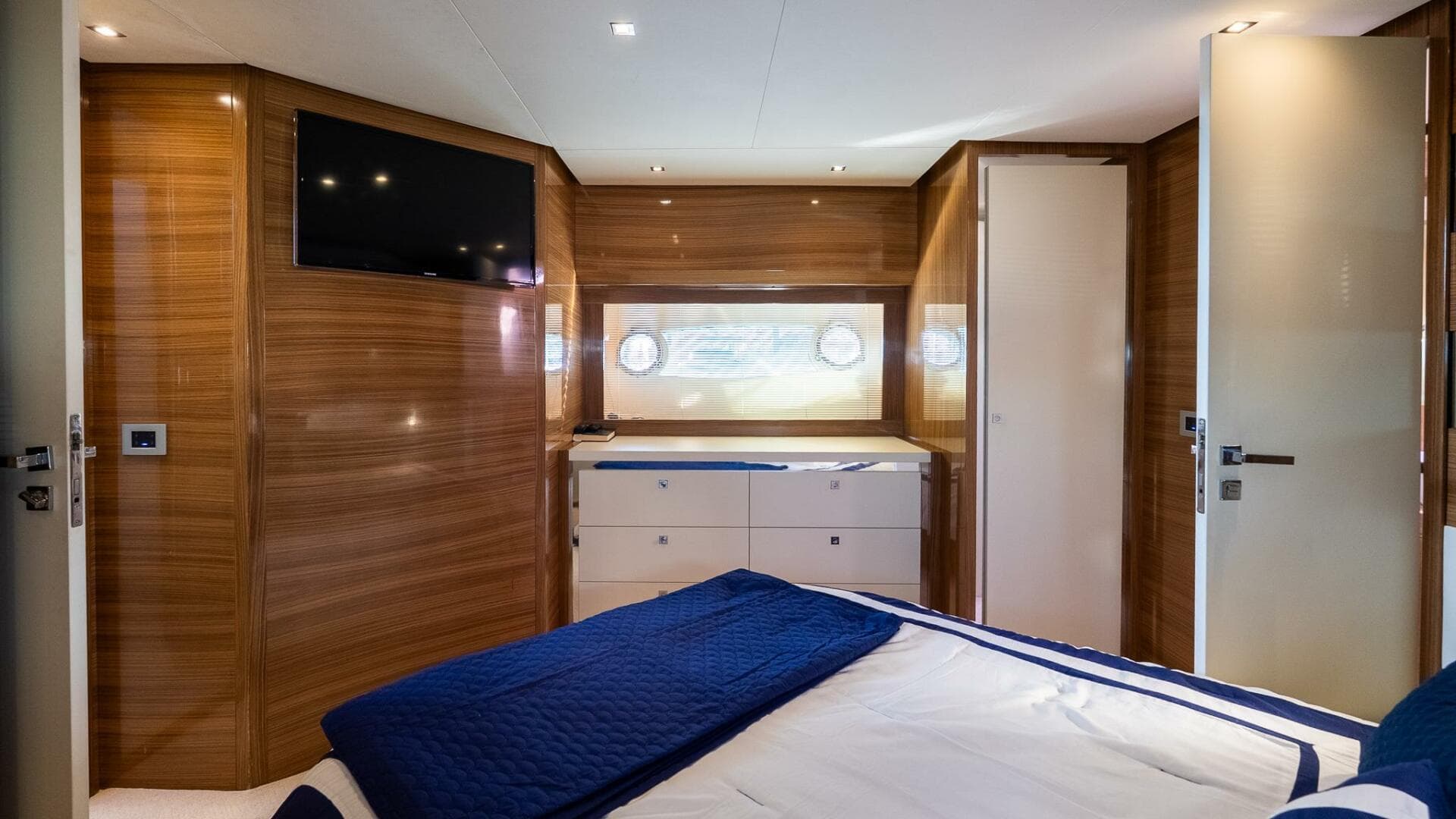 2011 Uniesse 55S — photo 31