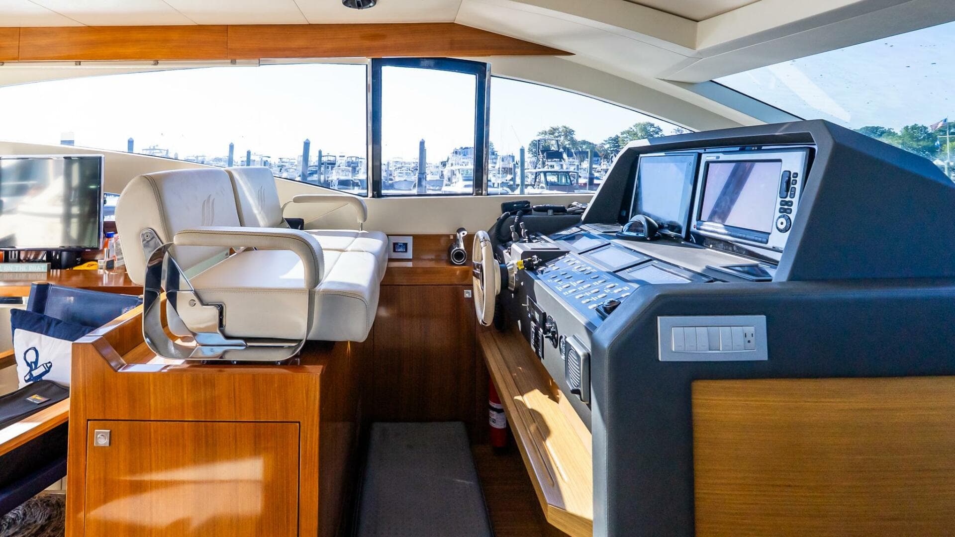 2011 Uniesse 55S — photo 24