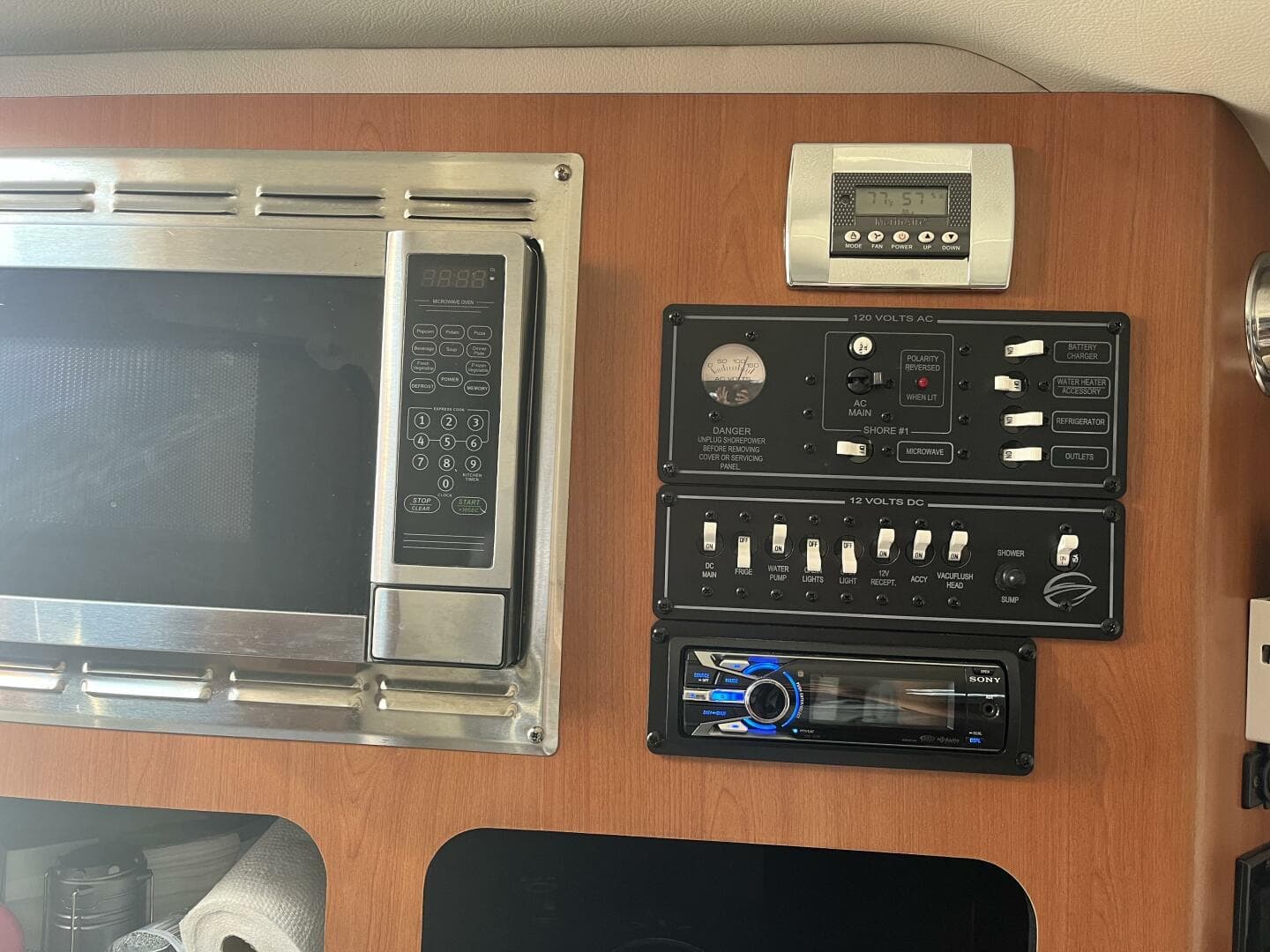 2011 Crownline — photo 14