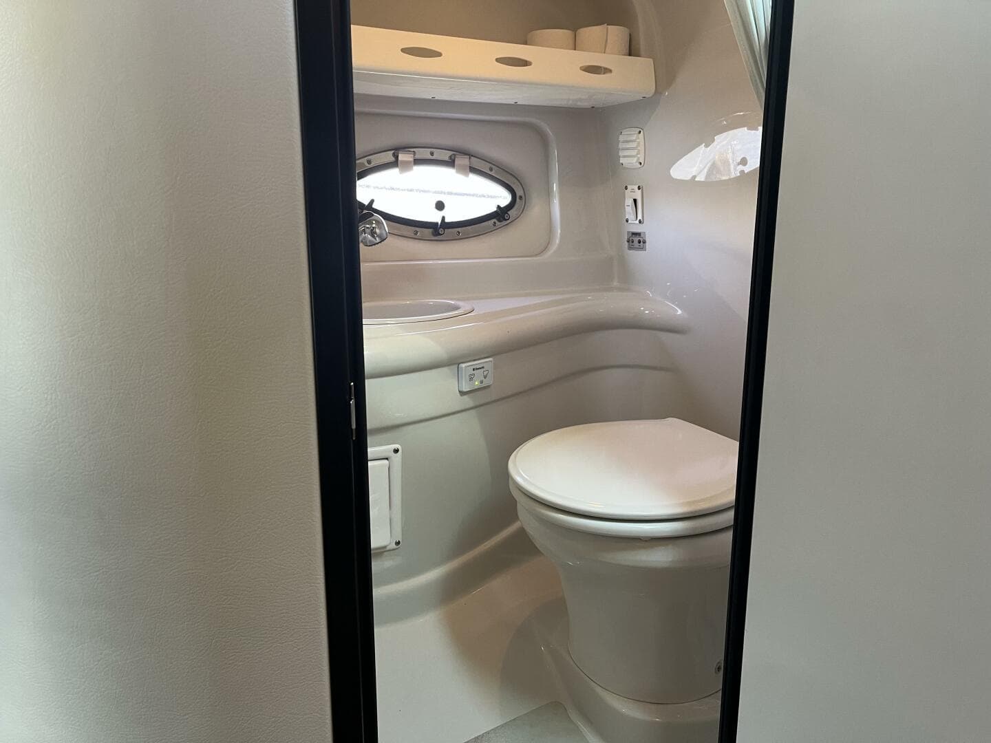 2011 Crownline — photo 11