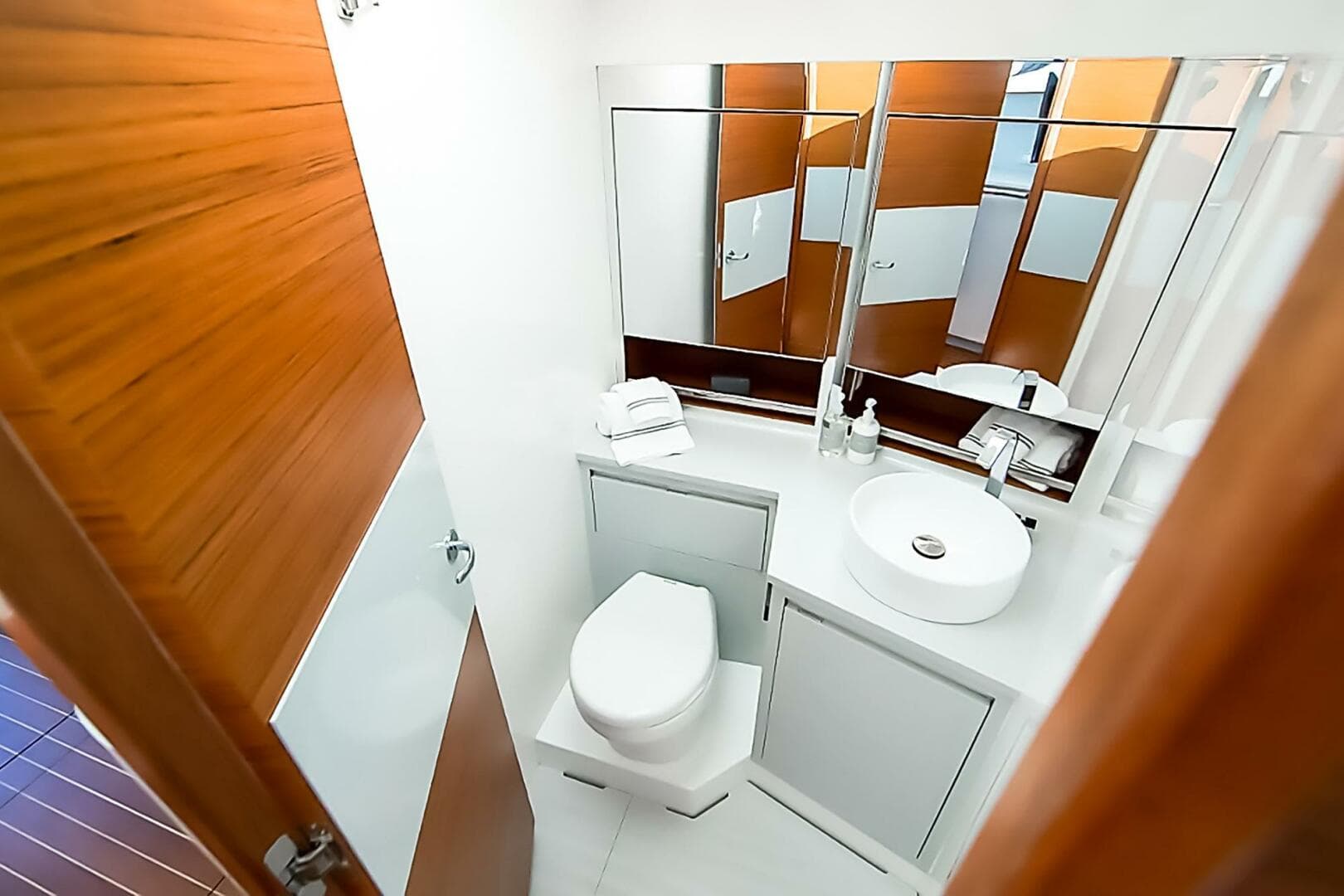 2018 Bertram 35 Flybridge Sportfish — photo 16