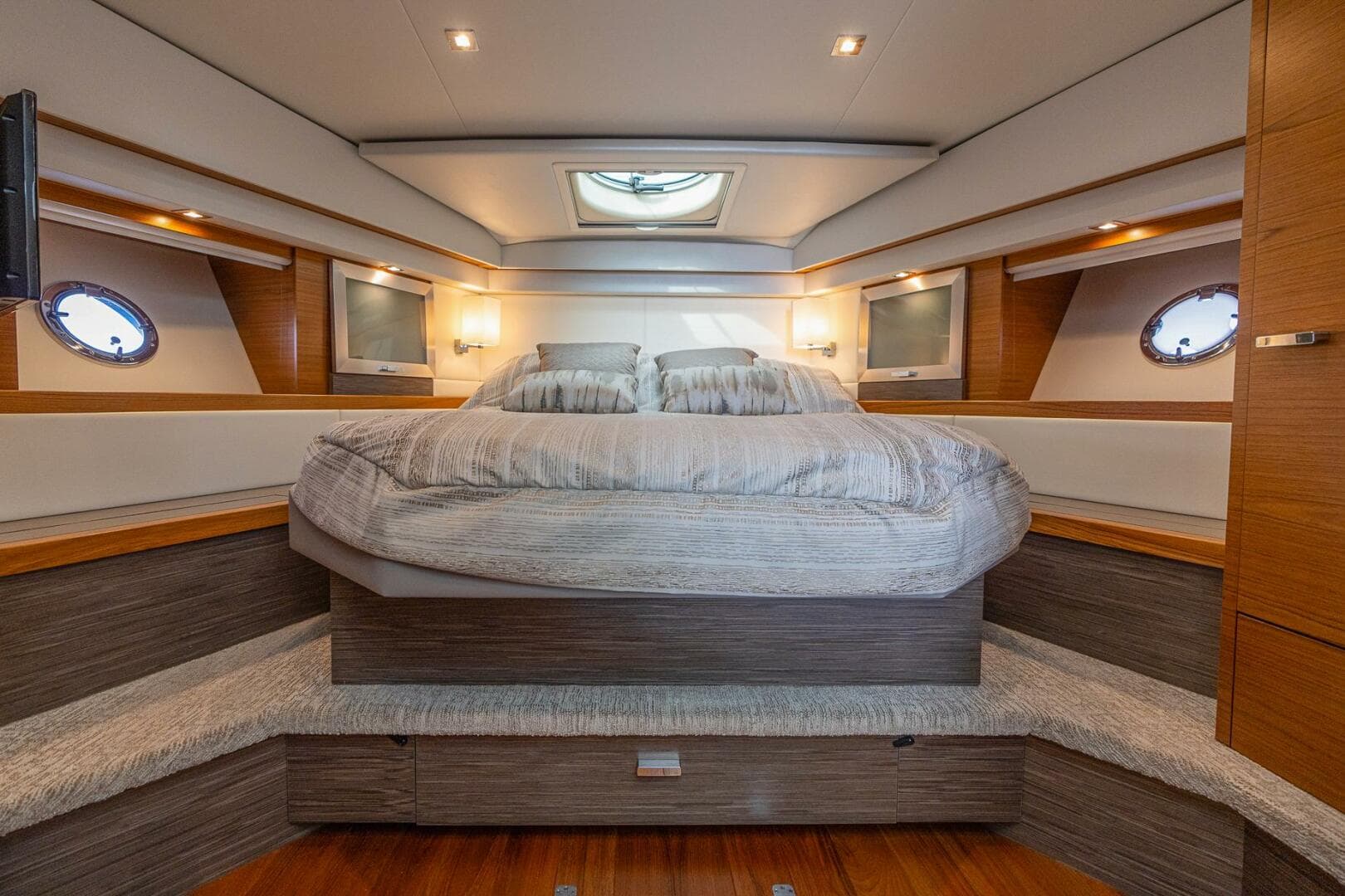 2021 Tiara Yachts 4400 Flybridge — photo 28
