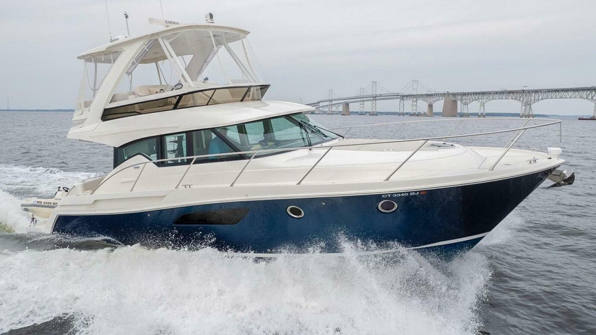 2021 Tiara Yachts 4400 Flybridge — photo 1