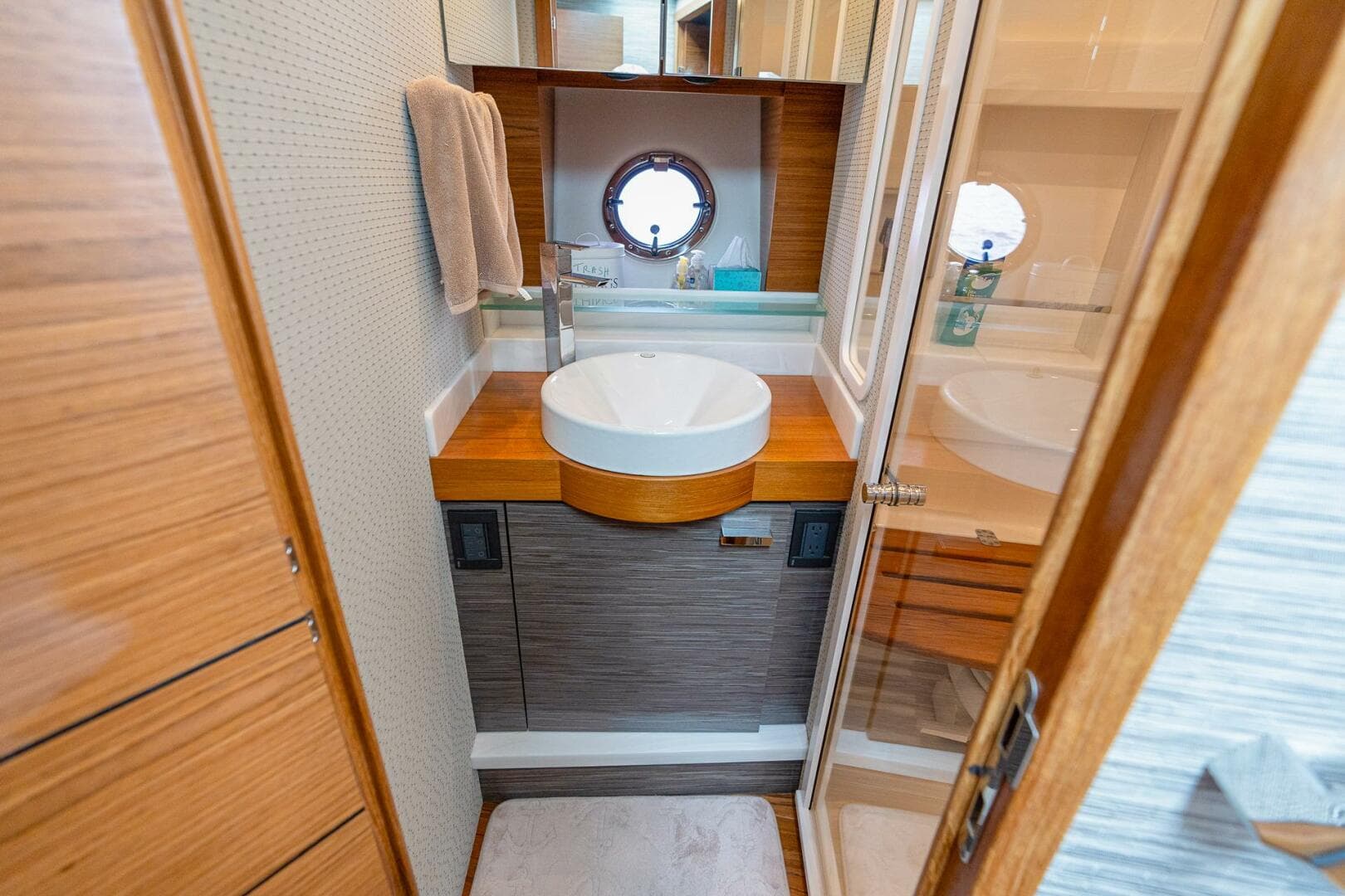 2021 Tiara Yachts 4400 Flybridge — photo 32