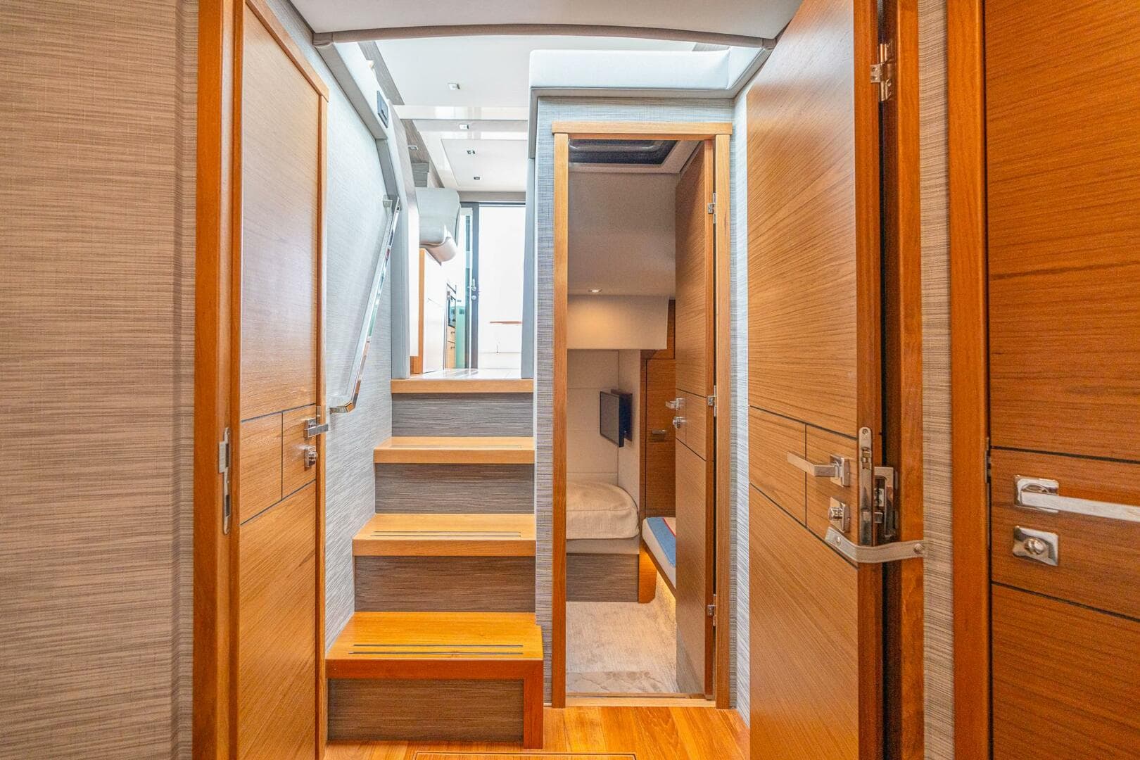 2021 Tiara Yachts 4400 Flybridge — photo 30