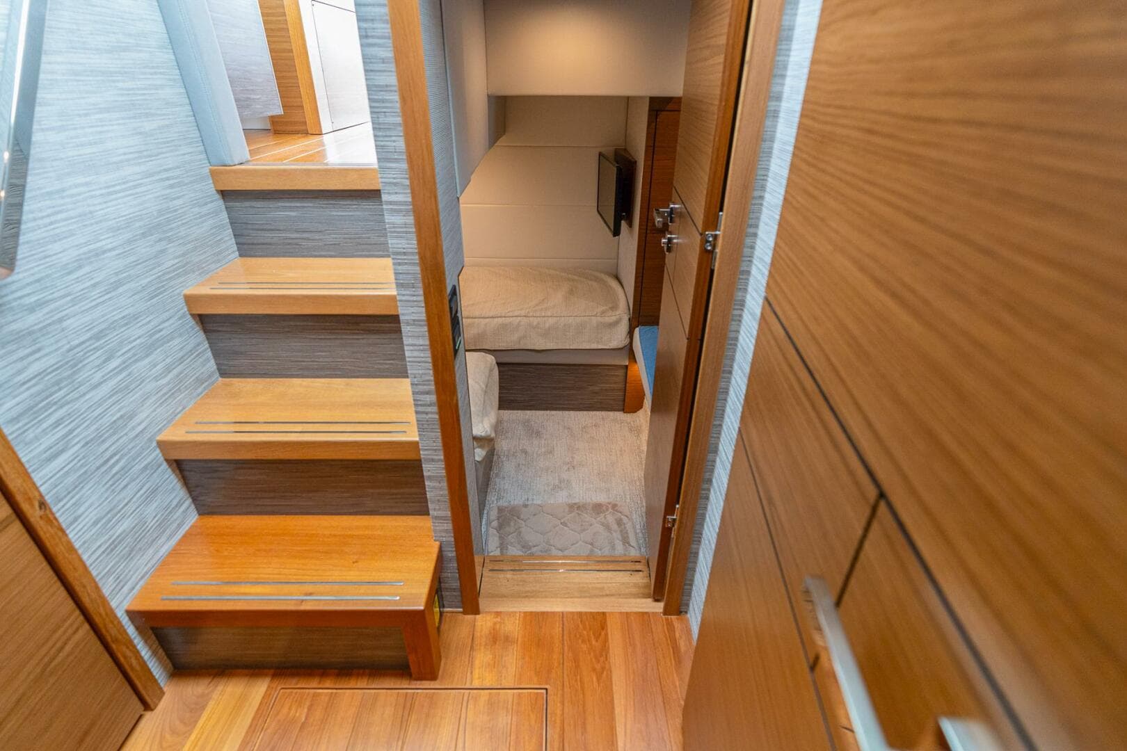 2021 Tiara Yachts 4400 Flybridge — photo 36