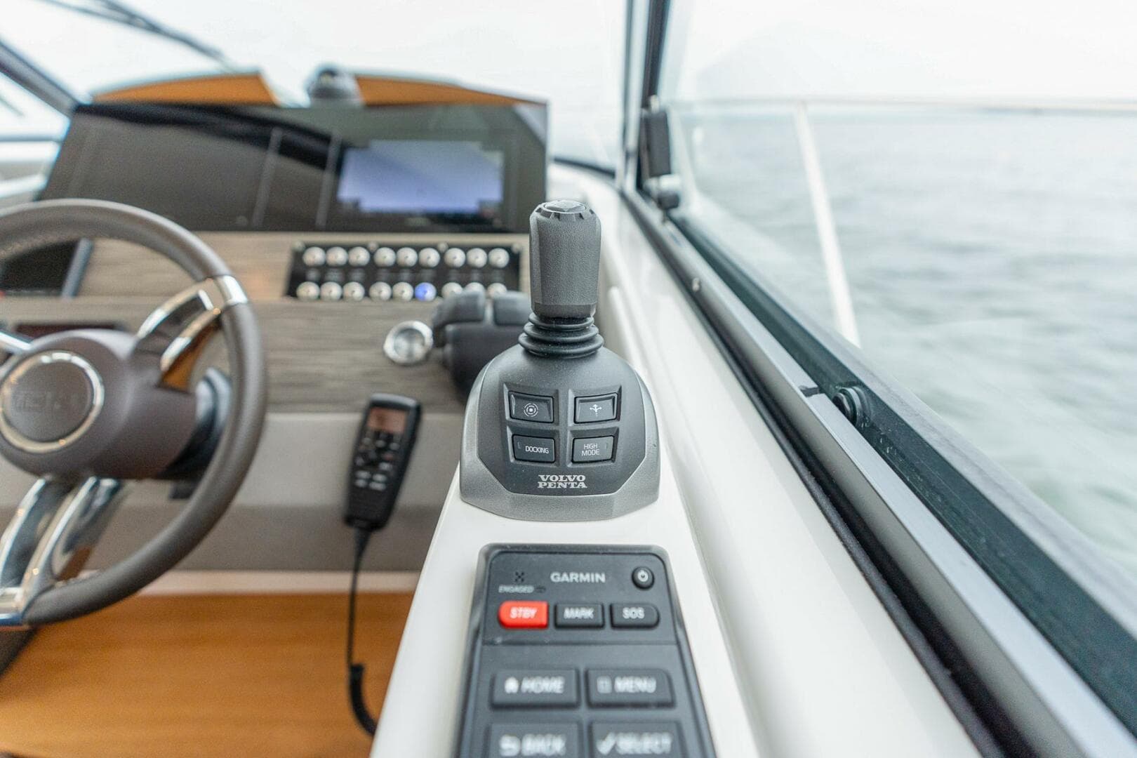 2021 Tiara Yachts 4400 Flybridge — photo 22