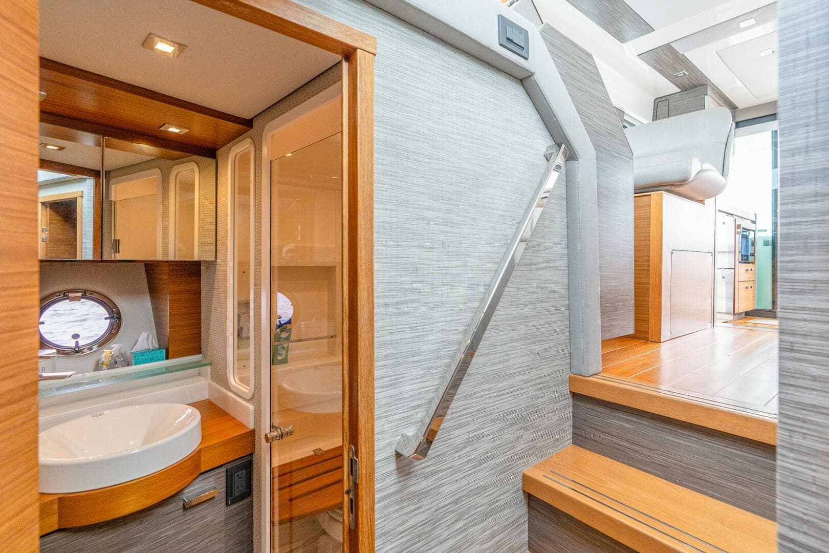 2021 Tiara Yachts 4400 Flybridge — photo 31