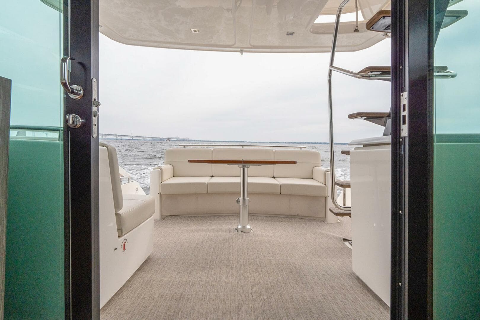 2021 Tiara Yachts 4400 Flybridge — photo 12